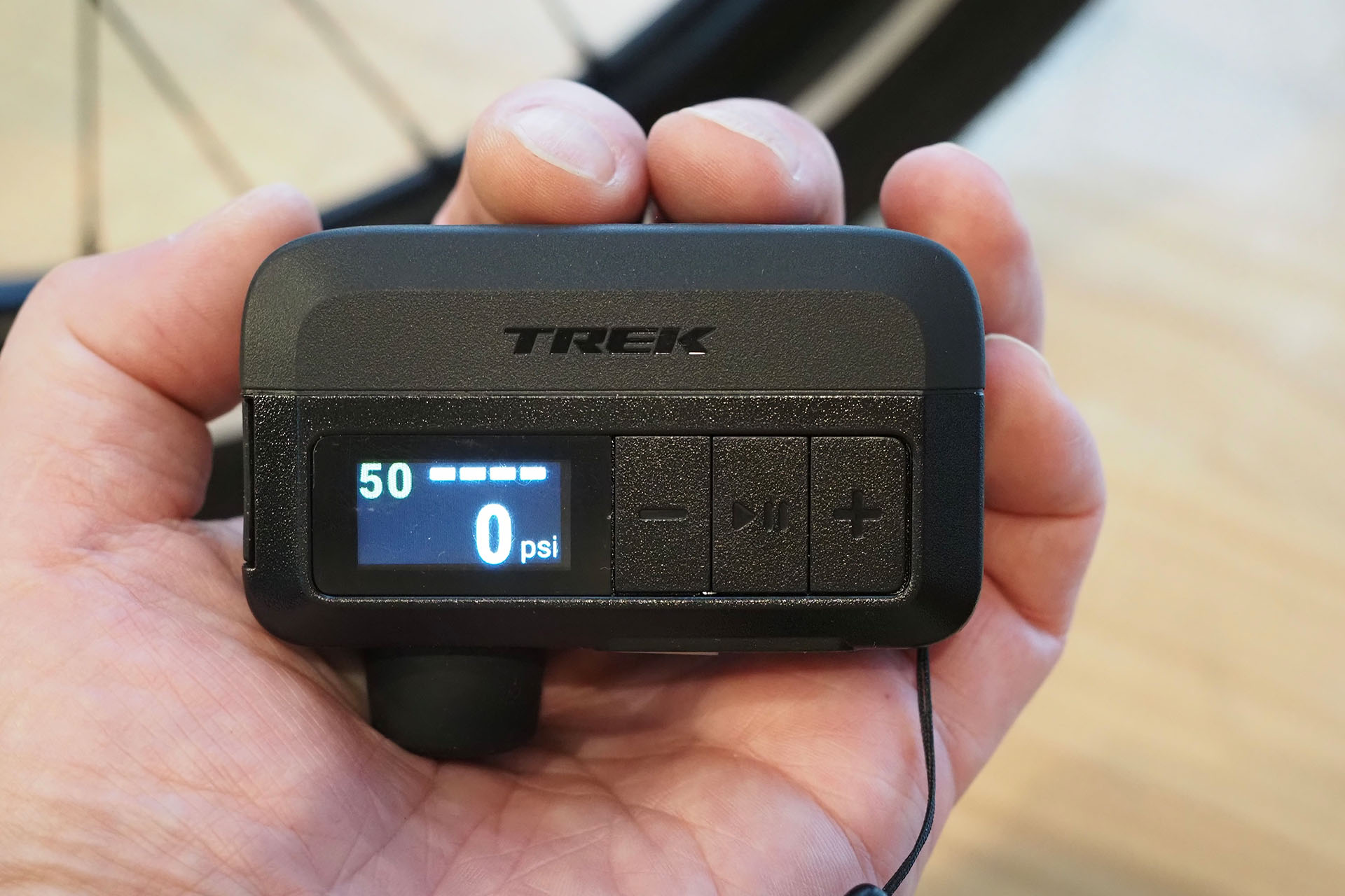 使っているのはトレック（TREK）の充電式電動ポンプ「Air Rush（エアラッシュ）」。価格は1万2900円。本体サイズは45×32×80mm（幅×奥行き×高さ）で、重さは133g。携帯に便利な大きさ重さである。仏式バルブと米式バルブに対する空気注入に対応する。