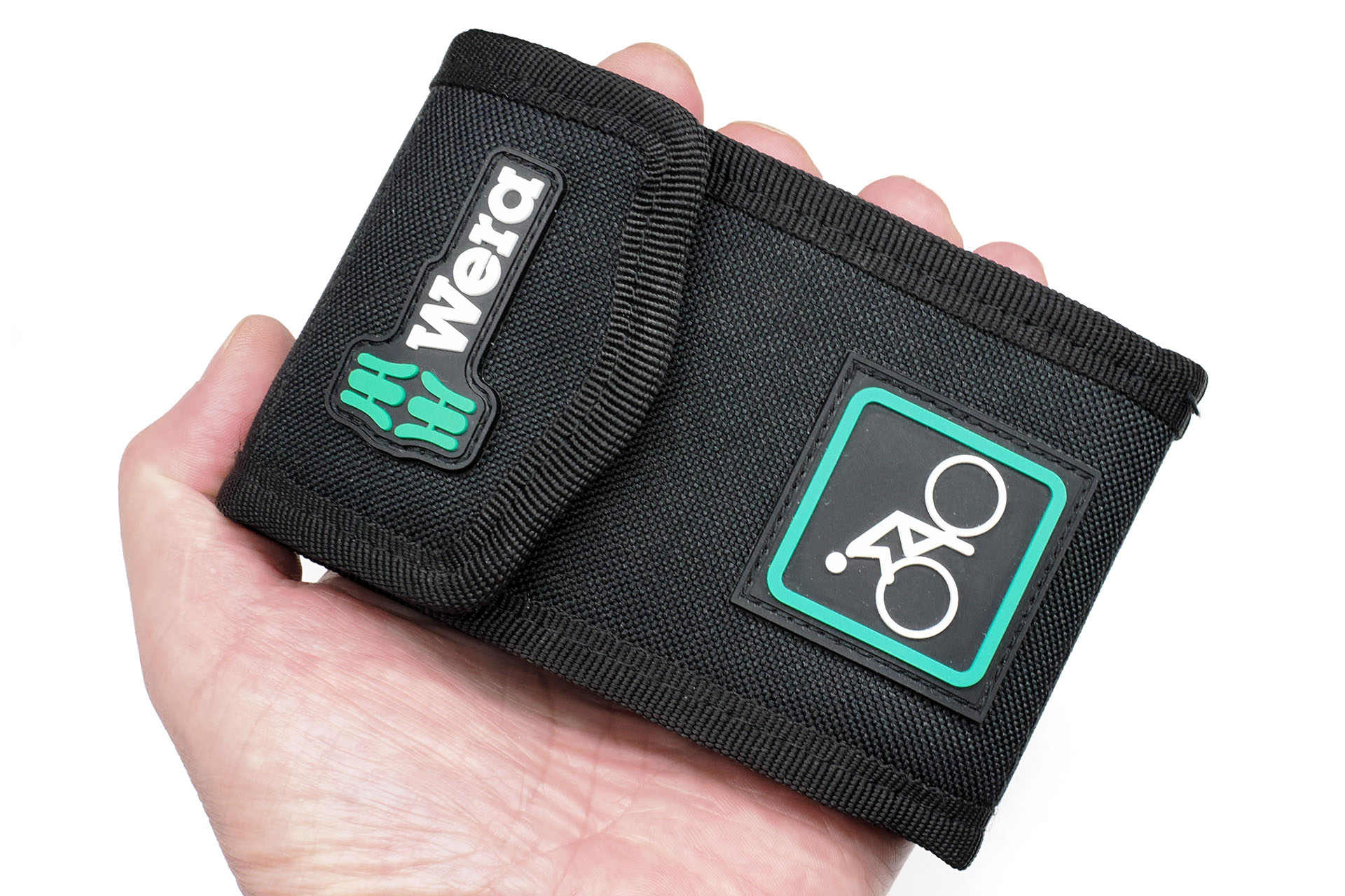 サイズは長さ135×幅95×厚さ40mmで、重さは283g。携帯用としてはやや大きめ。