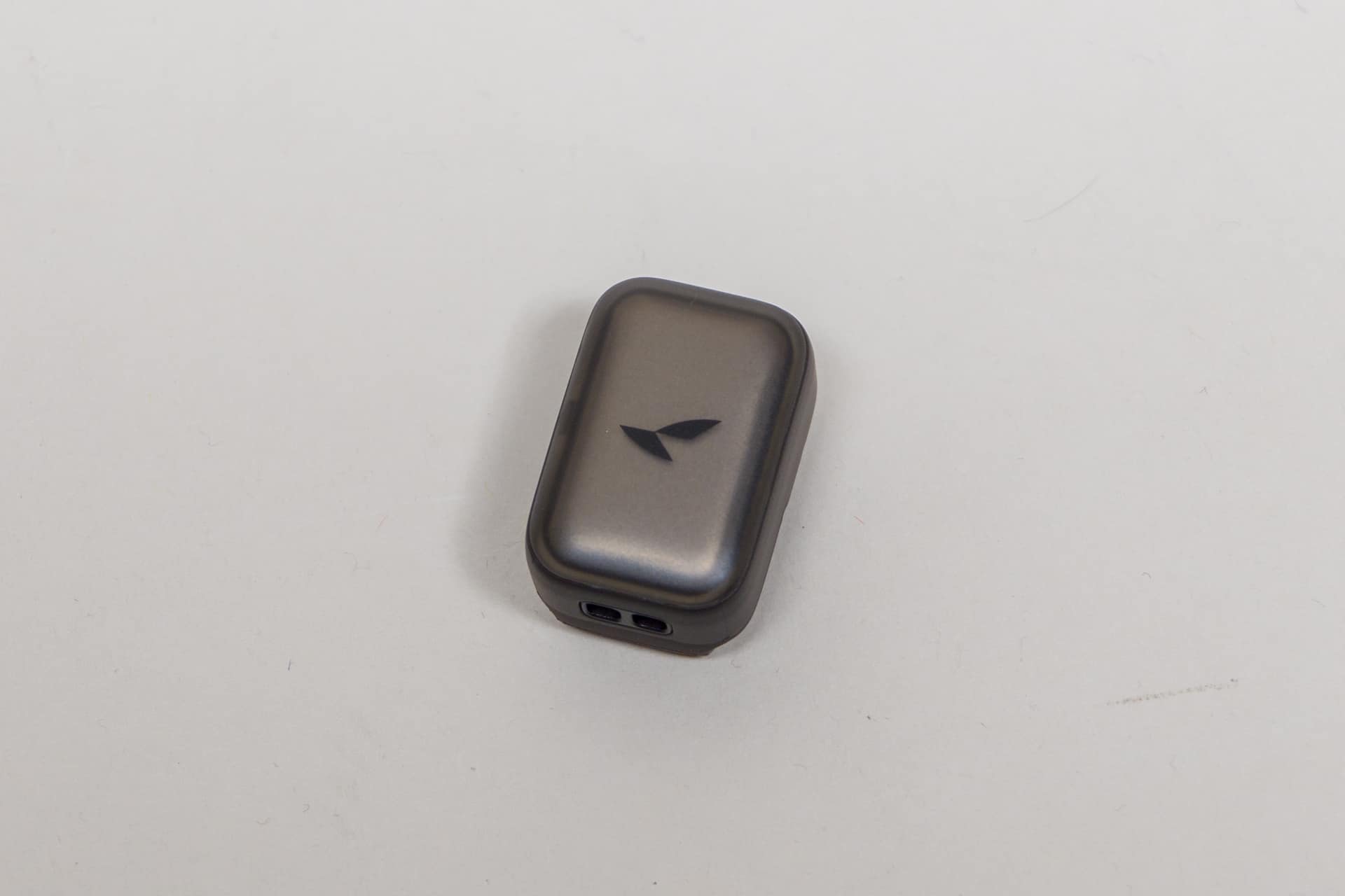 付属のデバイスとUSB Type-Cケーブルを使ってブリッジから充電できる