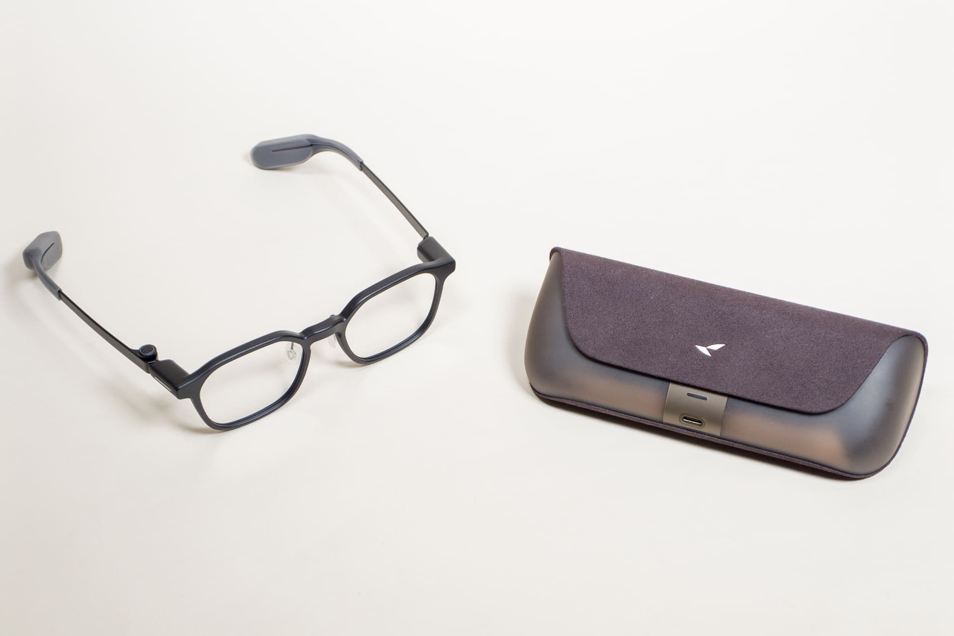 別売りのアクセサリーとしてバッテリーを搭載した充電ケースも展開される