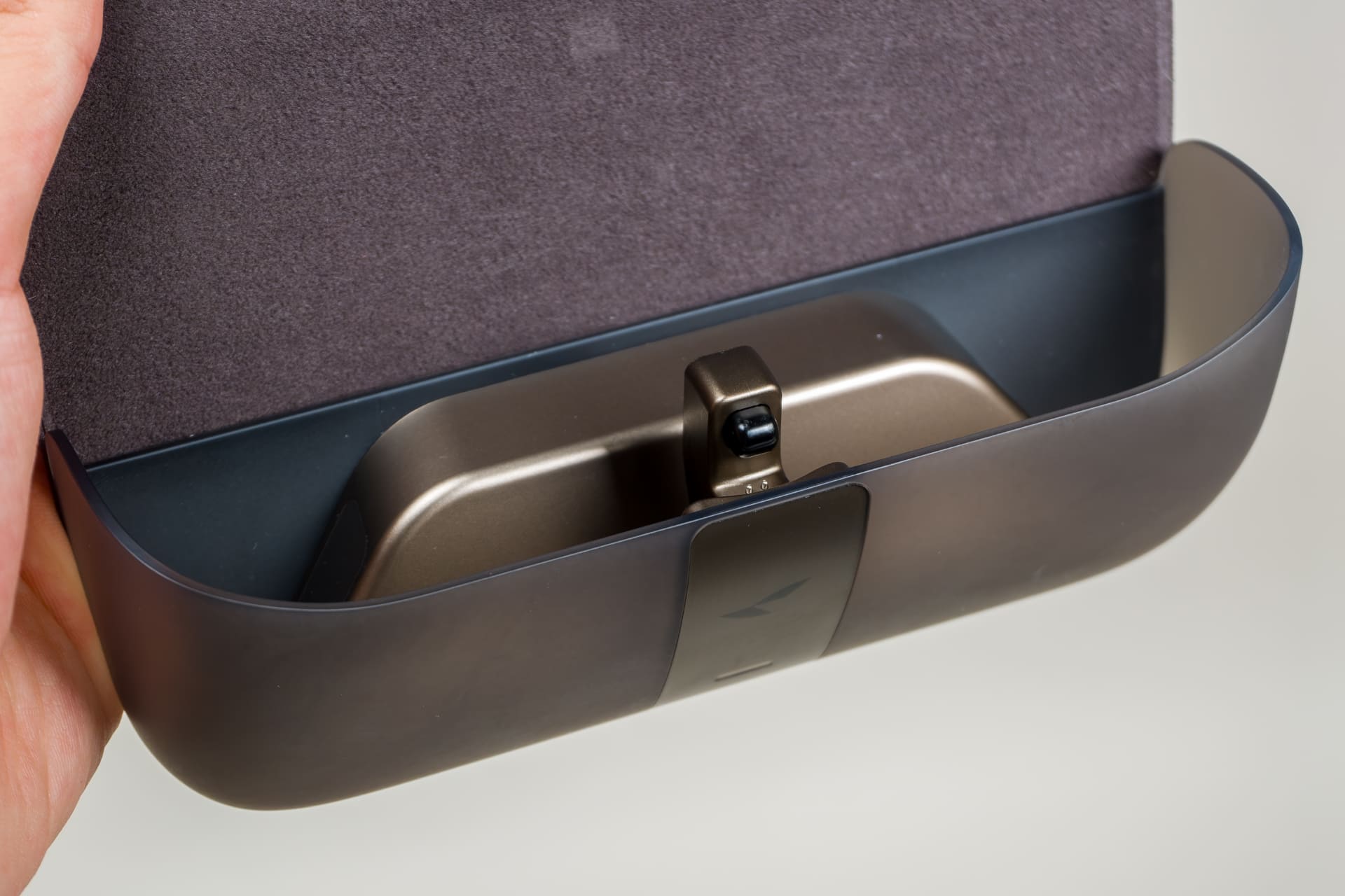 ケースに入れるだけで充電が可能。2000mAhのバッテリーを搭載する