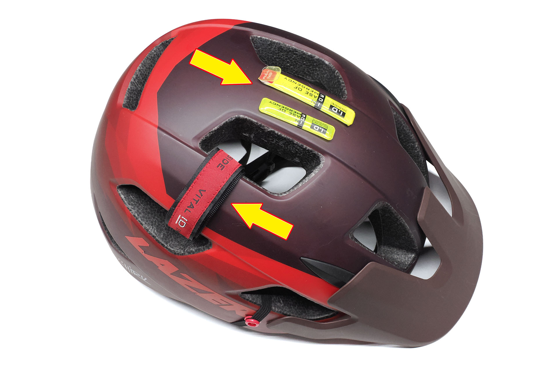 ヘルメットに緊急連絡先カード的なモノを物理的に装着している（黄色矢印）。