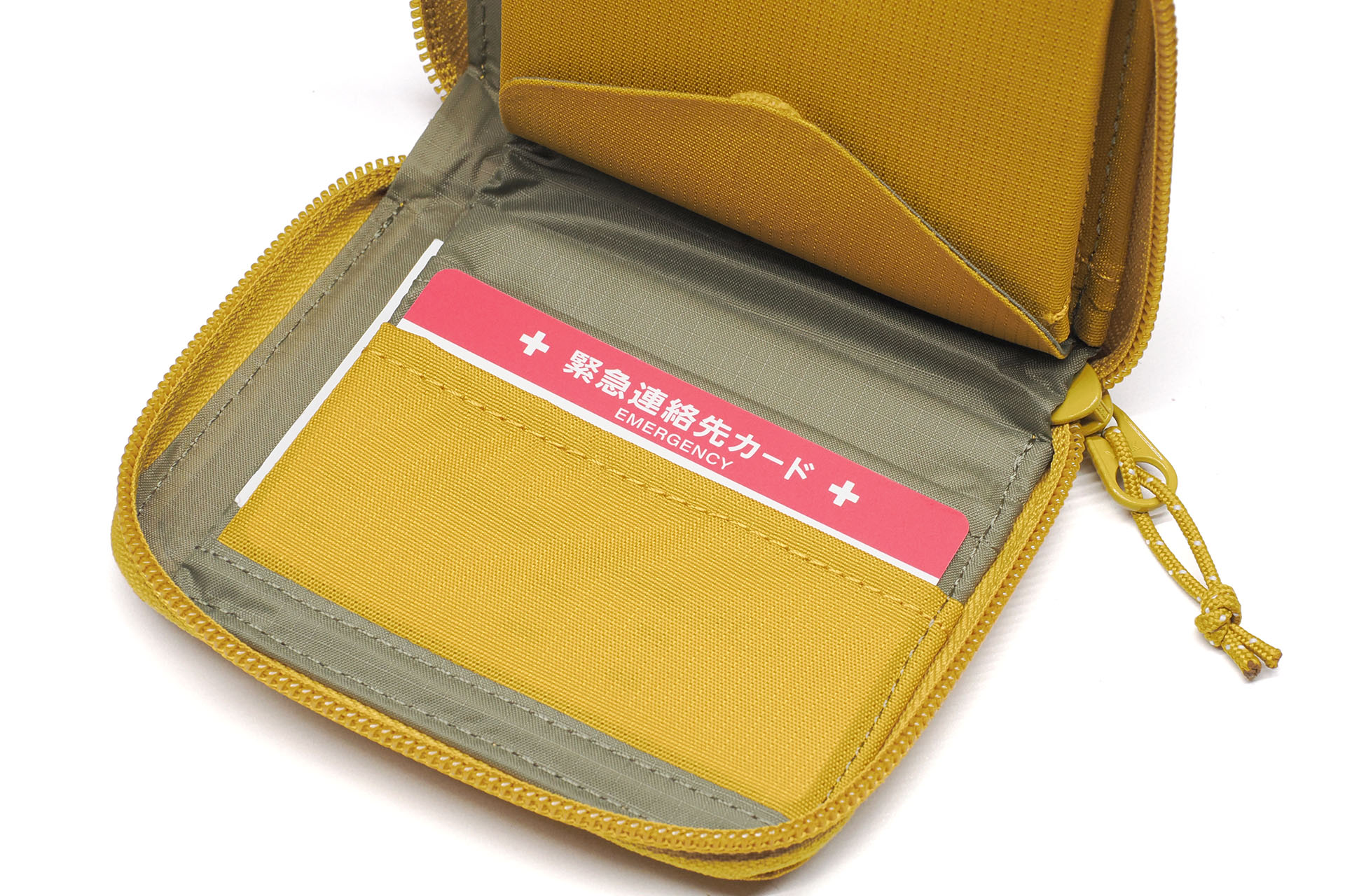 書き込み済みのカードを財布に入れると、一部が露出して「緊急連絡先カード」であることがわかりやすい。