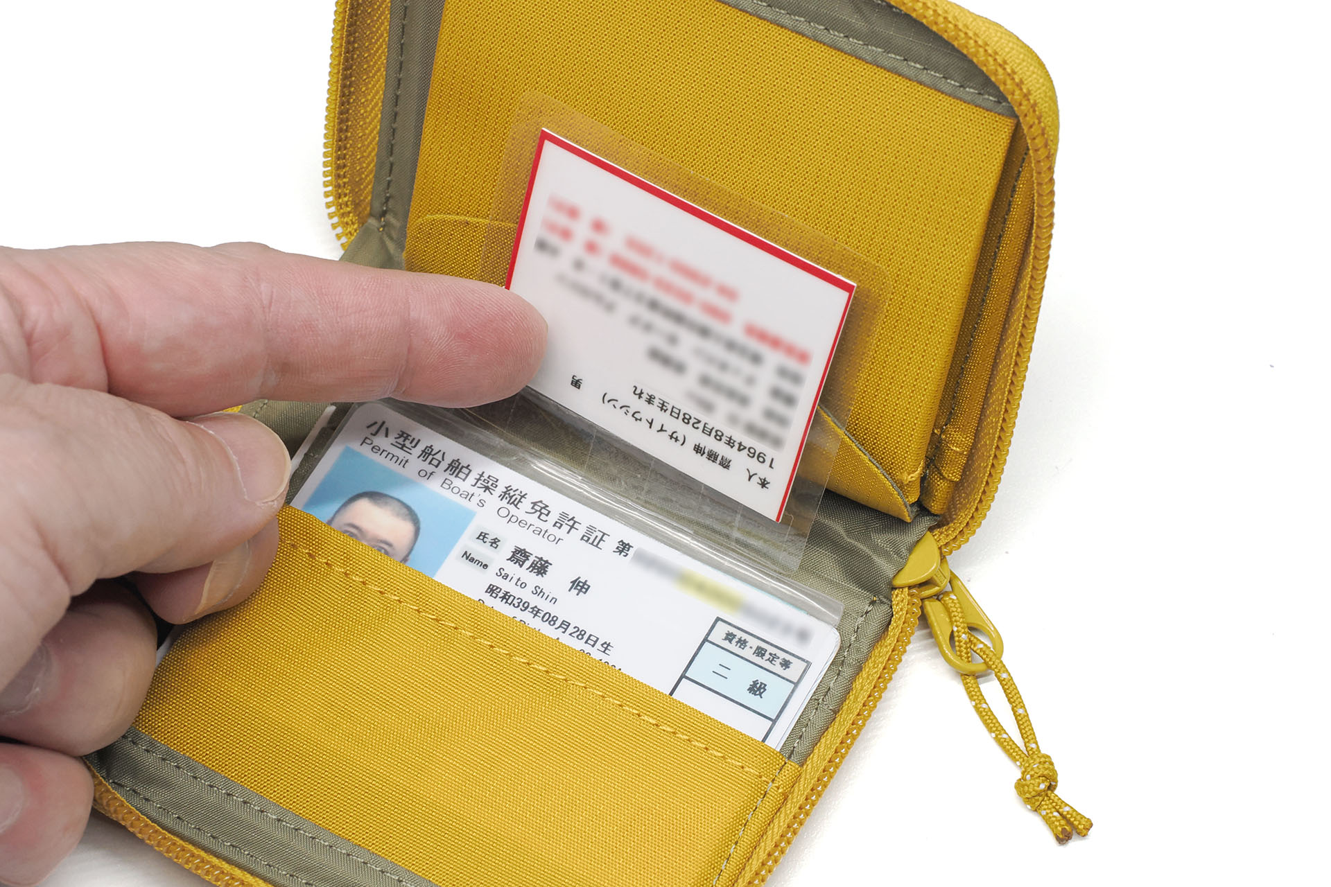 緊急連絡先カードをめくると、裏側に緊急時に伝えたい情報が書き込まれているというしくみ。小さいのでヘルメットへの装着も試したが、そうするにはまだカード自体が大きいのであった。