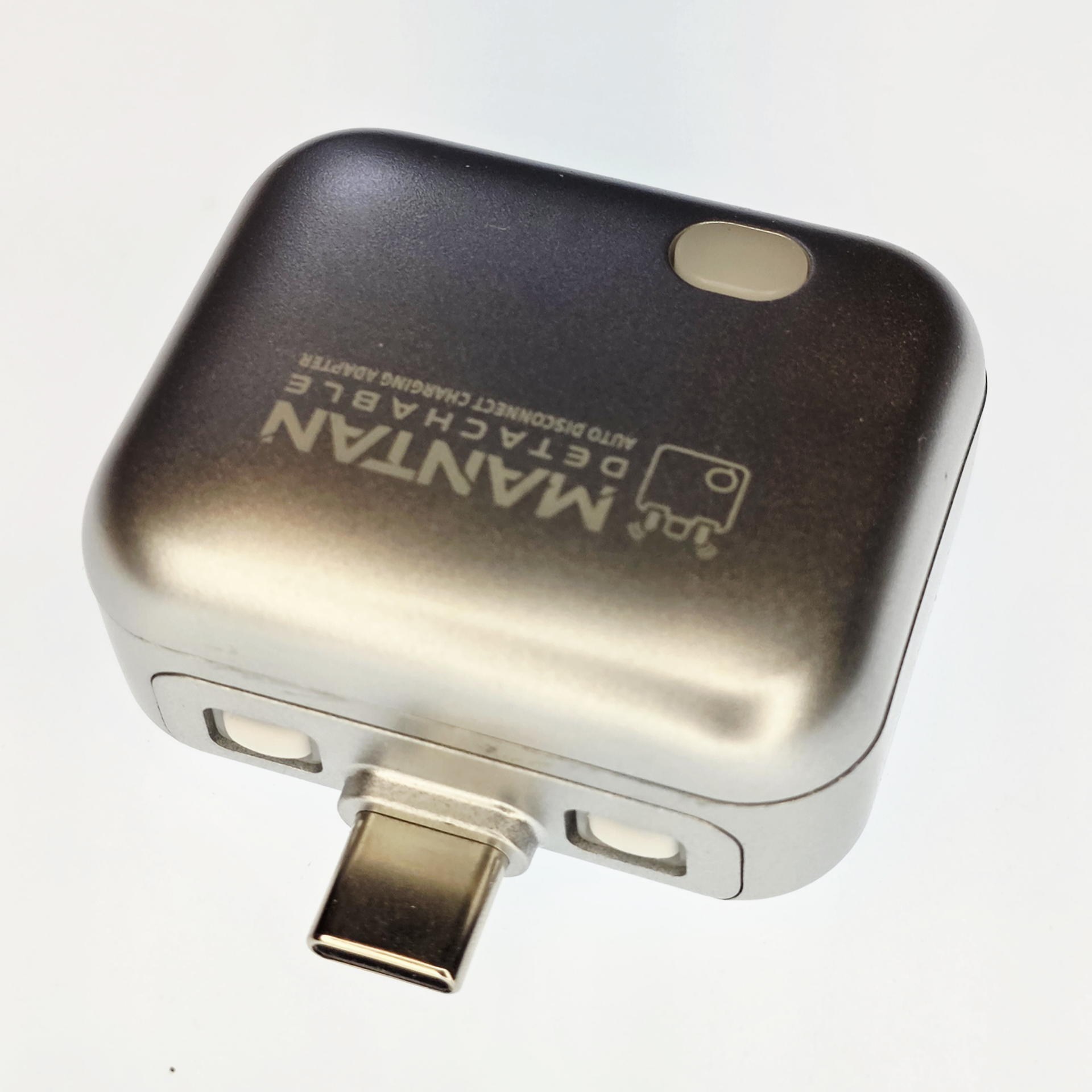 プラグ左右の白いアームが機器を押し出す