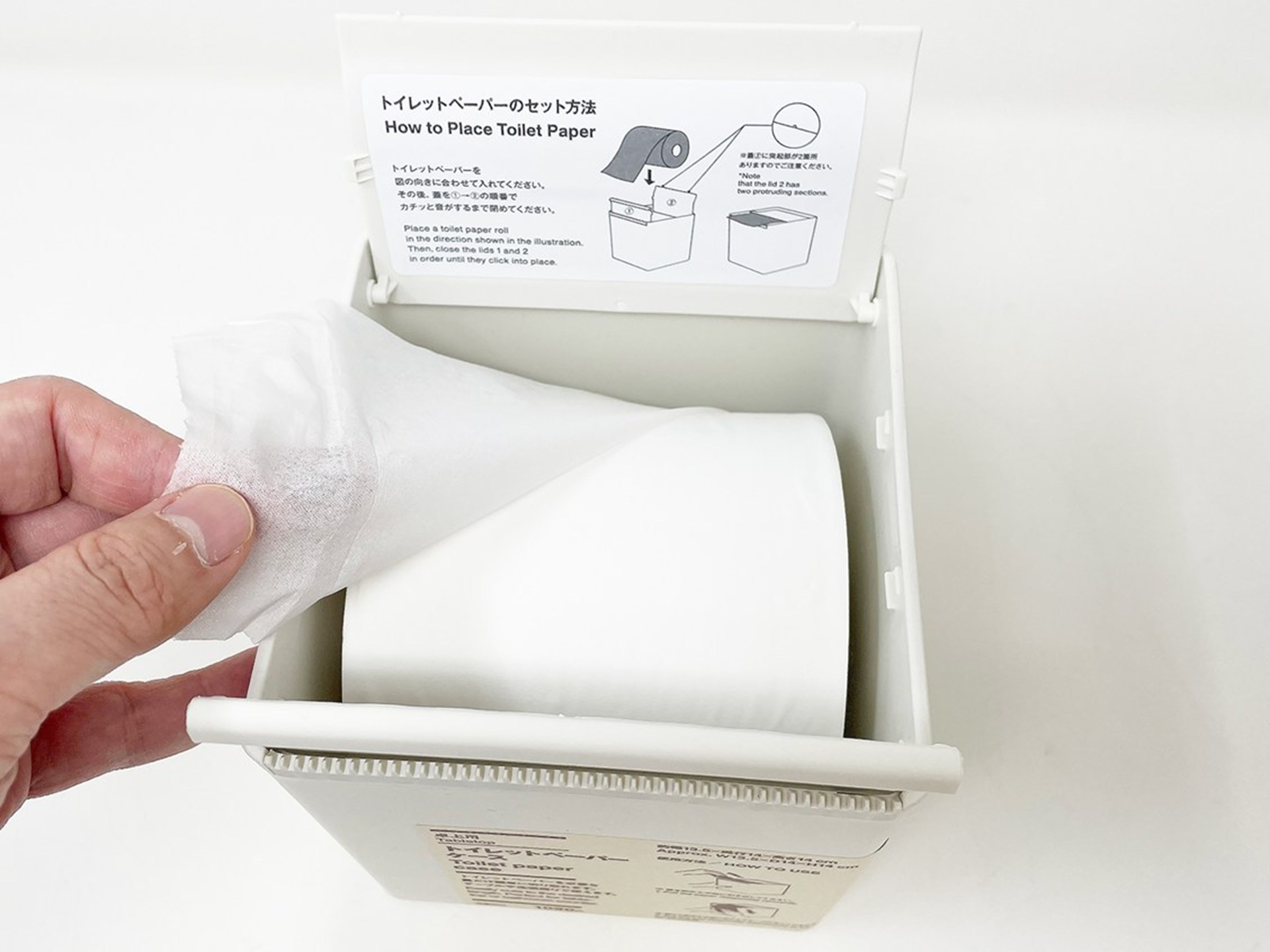 ケースの中にトイレットペーパーを丸ごとセットして紙を引き出します。
