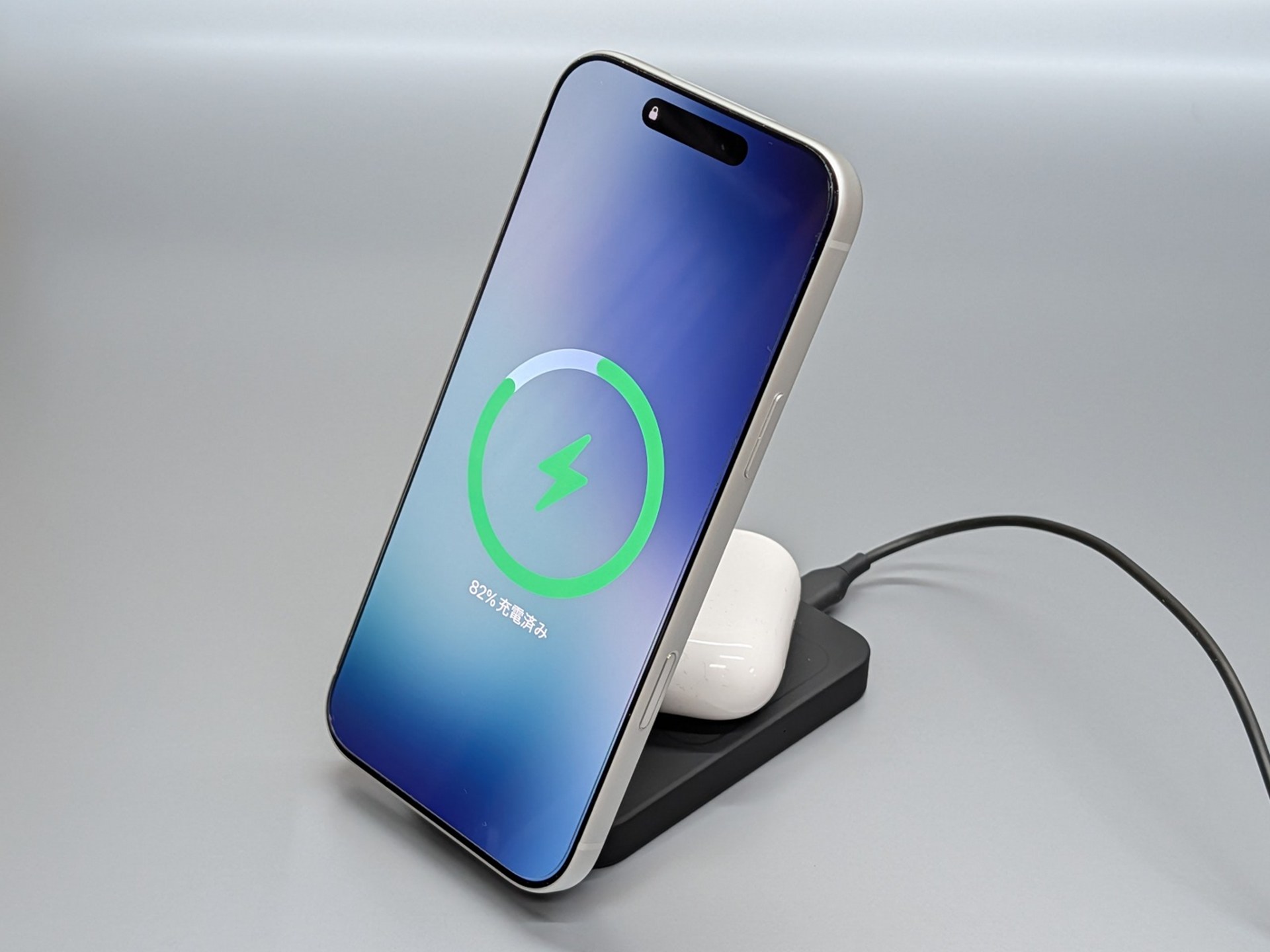 実際に対応スマホ（iPhone 17 Pro Max）をセットしたところ。思いのほか安定している