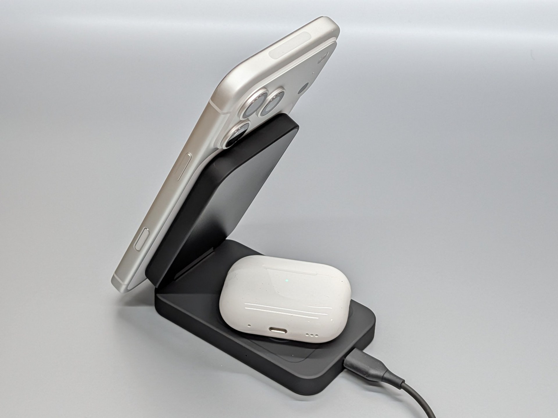 後方にはAirPodsを置いてワイヤレス充電を行える