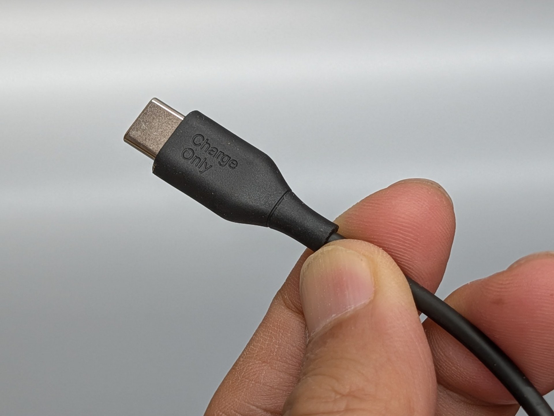 ケーブルはもちろんUSB Type-C仕様。充電専用であることが明記されているのは親切だ