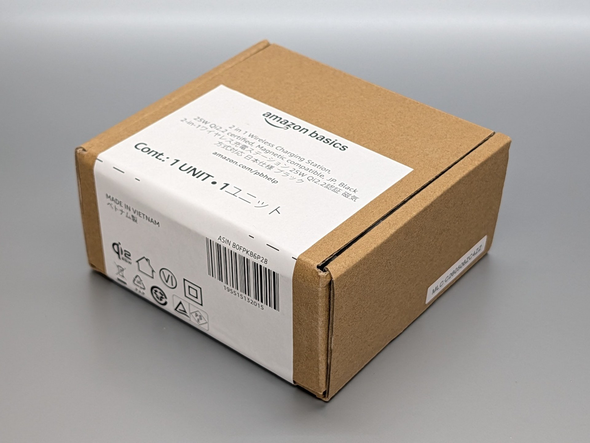 パッケージ。Amazon Basicらしい茶箱だ