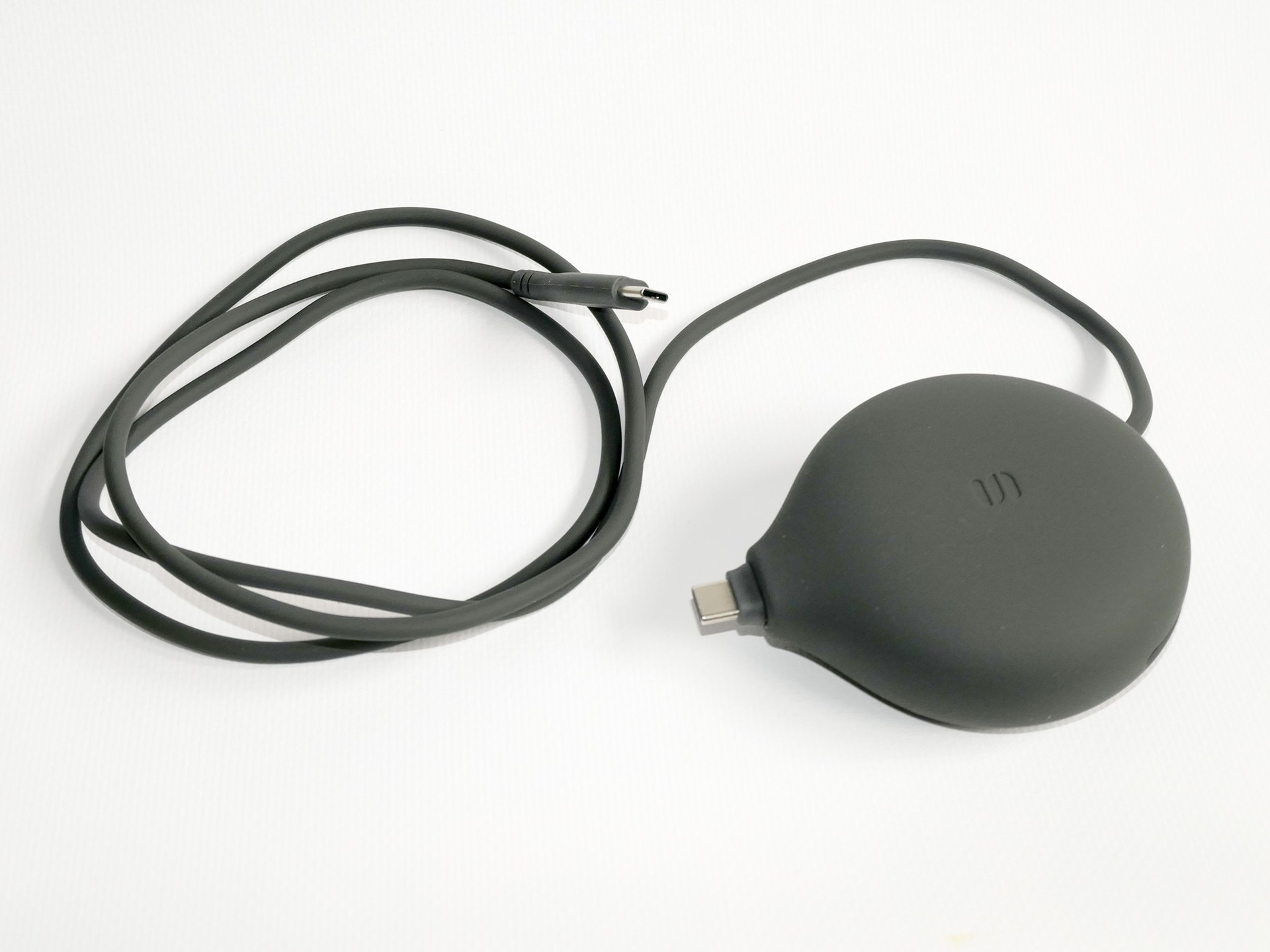 オウルテックの新ブランド「Soft」で提供される新製品の1つ「Carry Cable」。ケーブルとケースが一体になったデザインで、収納しやすいのが大きな特徴だ