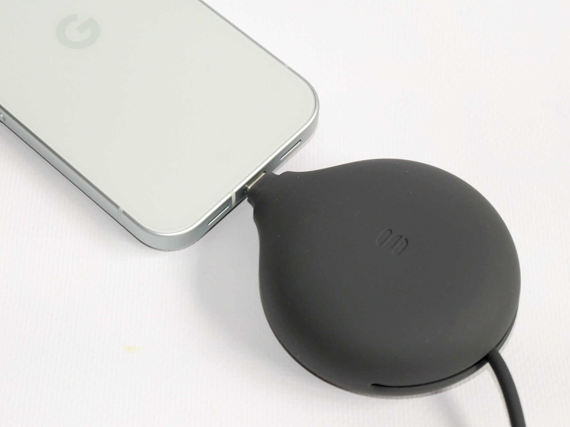 もう一方のUSB端子はケース先端にあるので、こちらをスマートフォンに挿入して充電できる