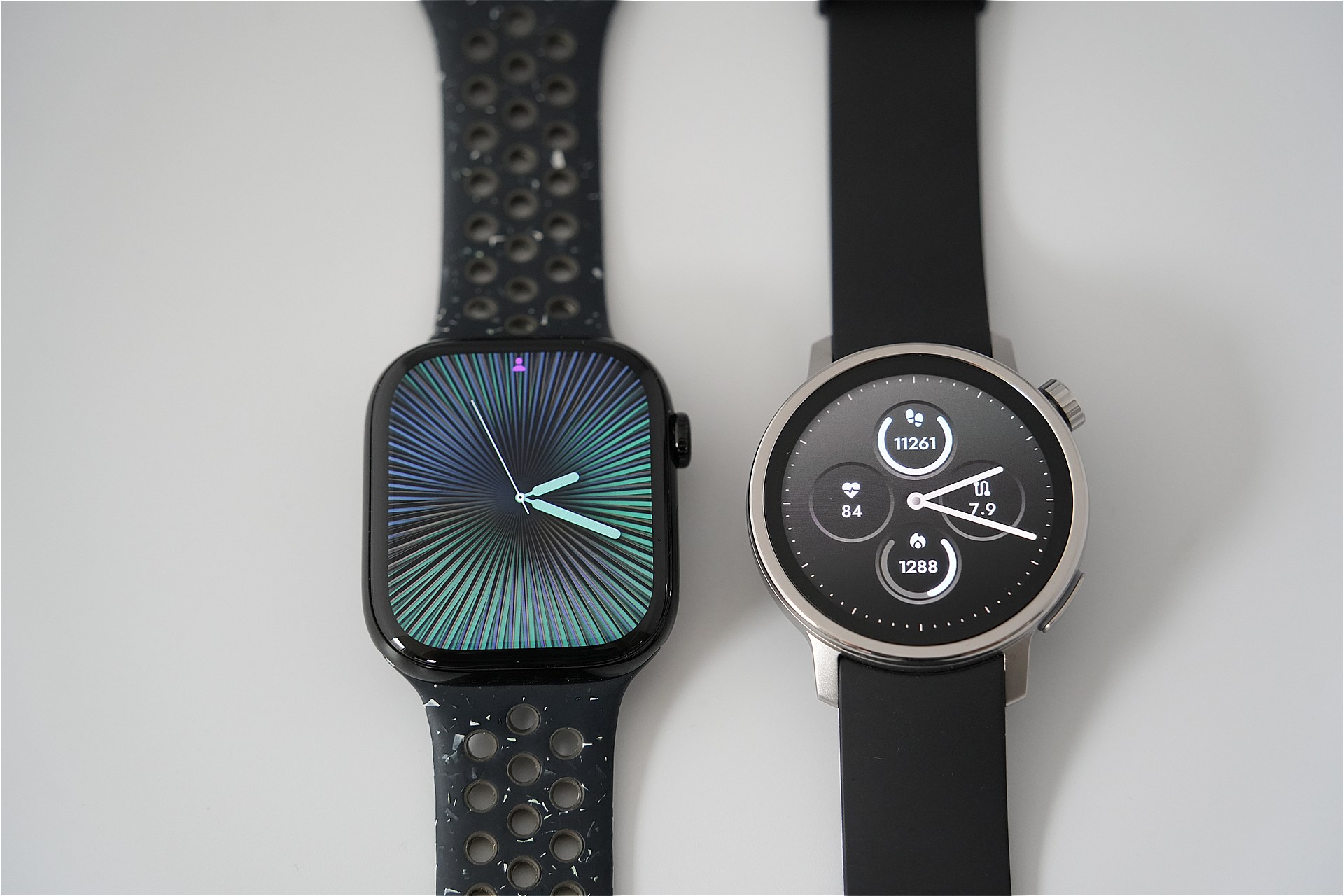 左がApple Watch Series 10の46mmモデル、右がからだメイト Watch