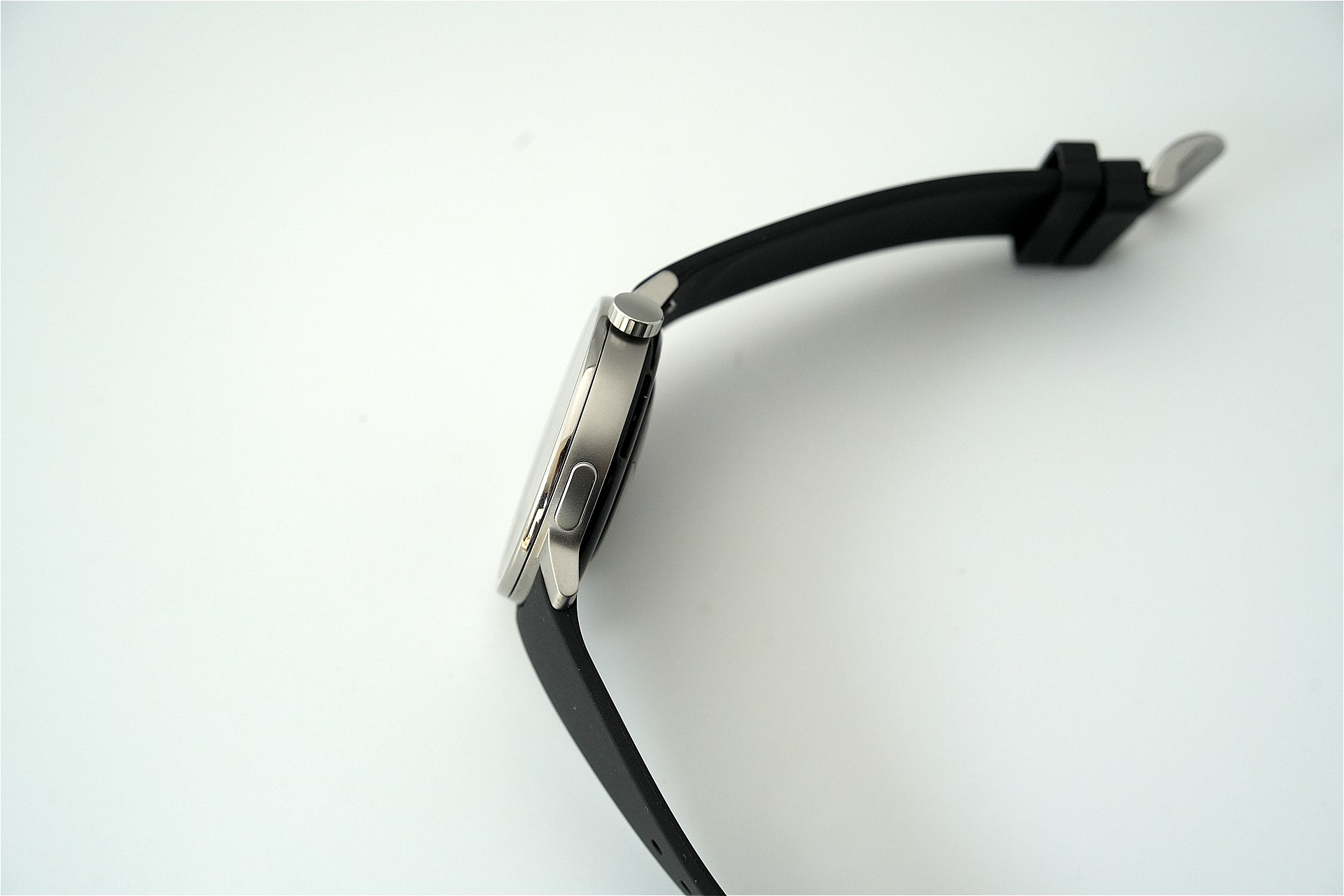 右側面にリューズ（電源ボタン）とサイドボタンを搭載