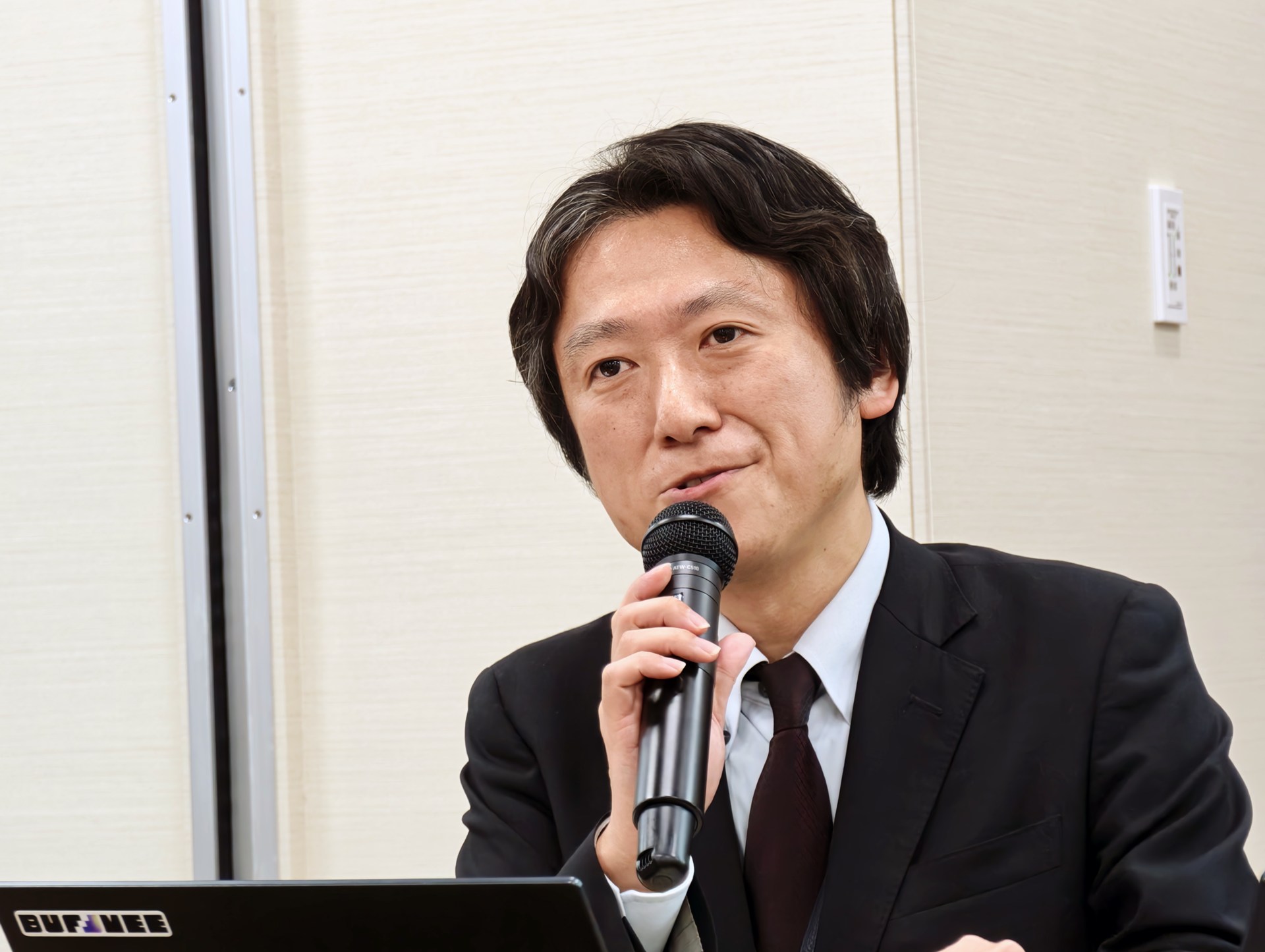 KDDIの相原氏は、回線を意識せず、シームレスになっている点を強調した