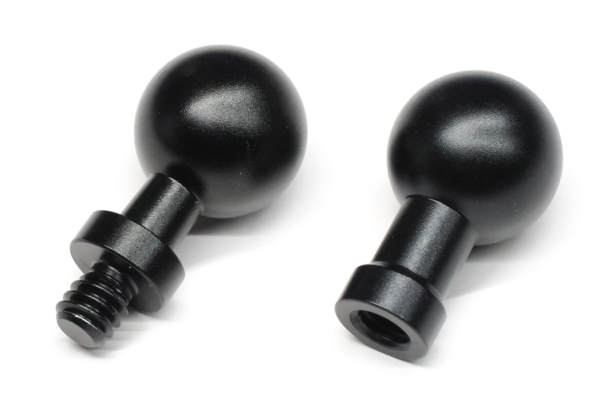 いわゆる「1/4カメラネジ/ネジ穴」に対応した17mmボールのパーツ。ネジが出ているほうはカメラの三脚ネジ穴に17mmボールを取り付けるためのパーツ。もう一方は三脚の雲台に17mmボールを取り付けるためのパーツ。どちらも500円くらいだった。ボール受けの裏側にカメラ装着用ネジが出ているパーツもある。