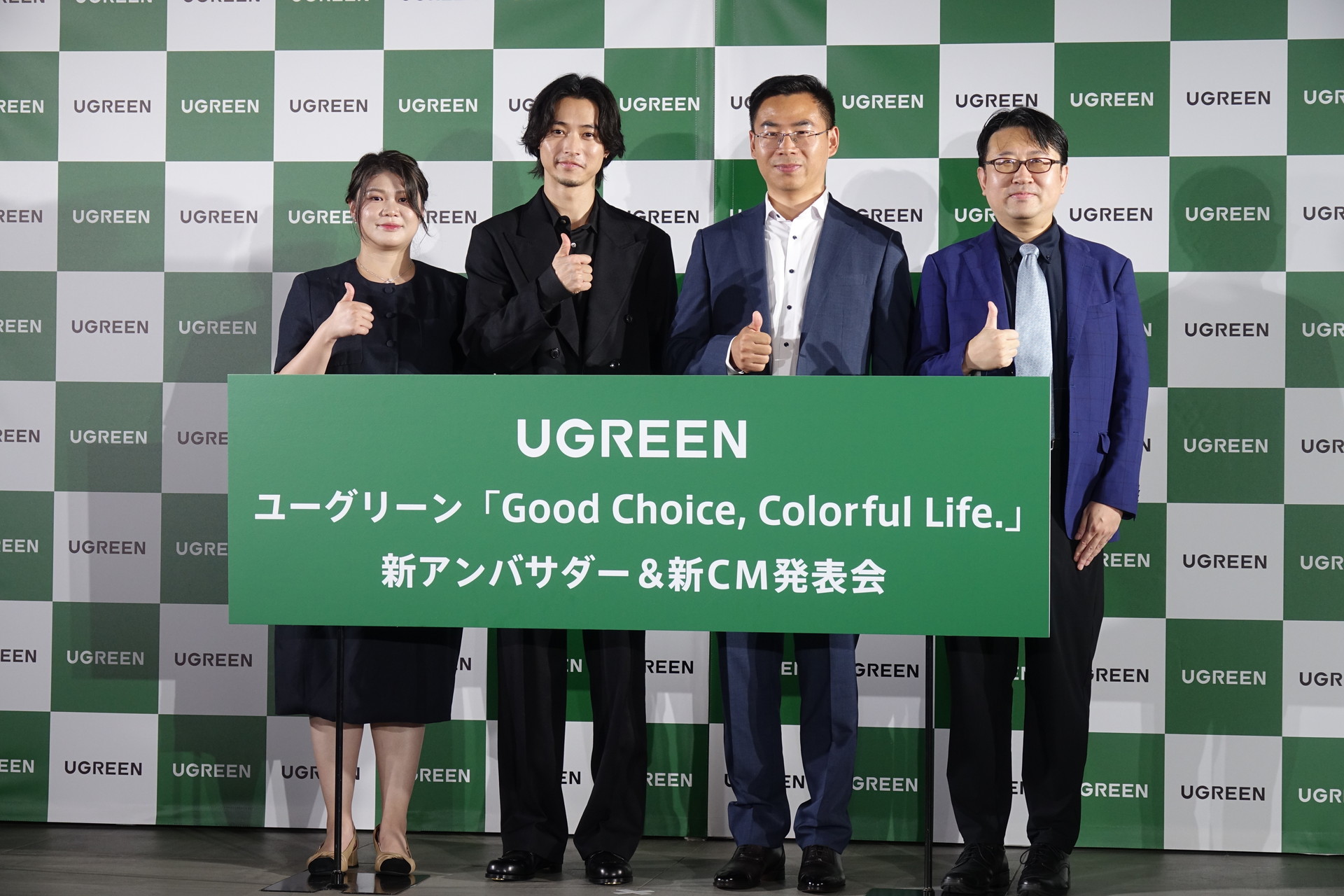 左からユーグリーン・ジャパン 日韓MKT Leader メイ氏、山﨑賢人、ユーグリーン・ジャパン 社長のチョウ・サイホウ氏、ユーグリーン・ジャパン 営業部長のギ・シンウ氏