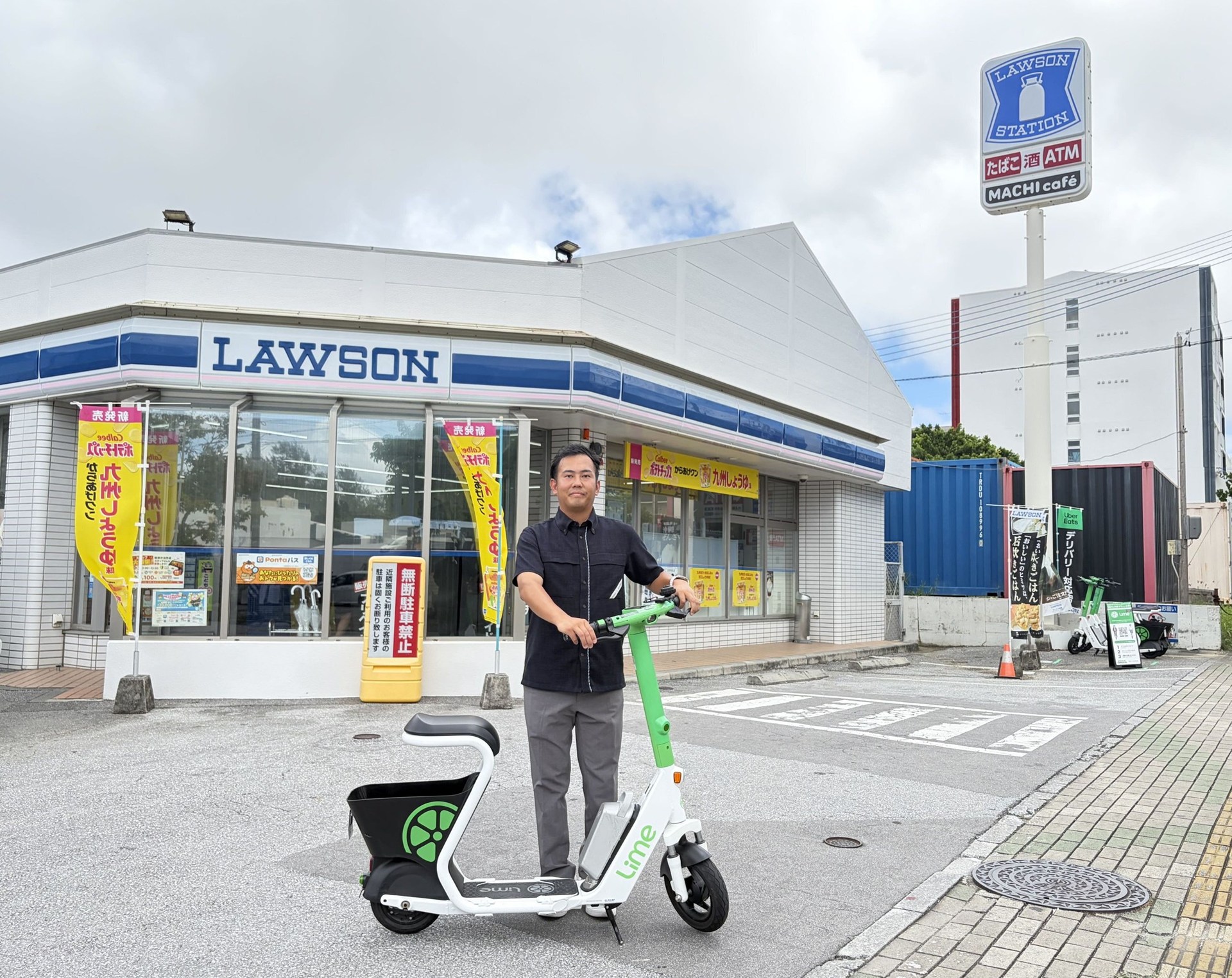 ローソン那覇西高校前店でLimeラクモと並ぶ、Lime沖縄地域事業責任者の江﨑稔氏