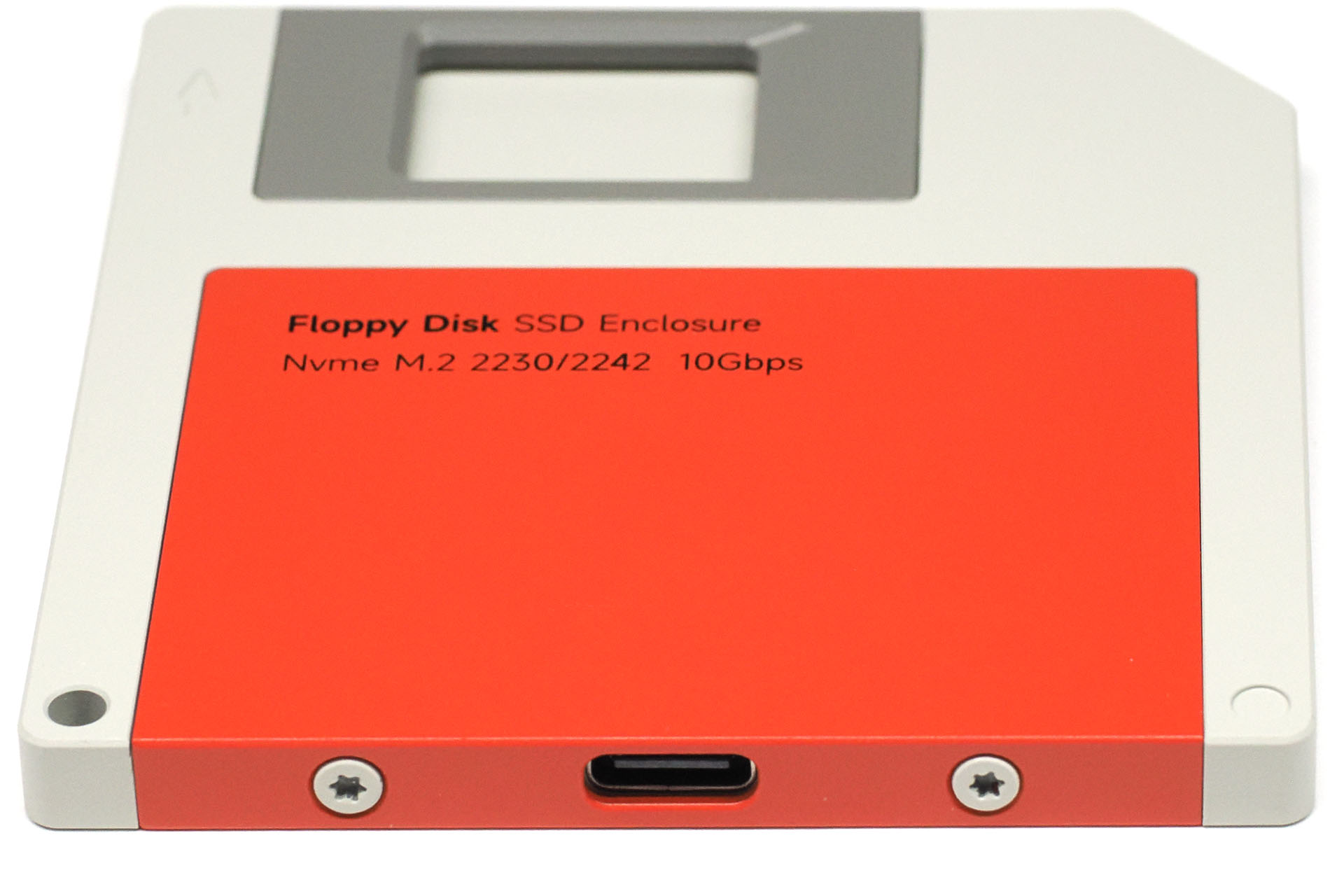 下側面にUSB-Cポートがある。その左右のネジでオレンジ色のフタを脱着する。