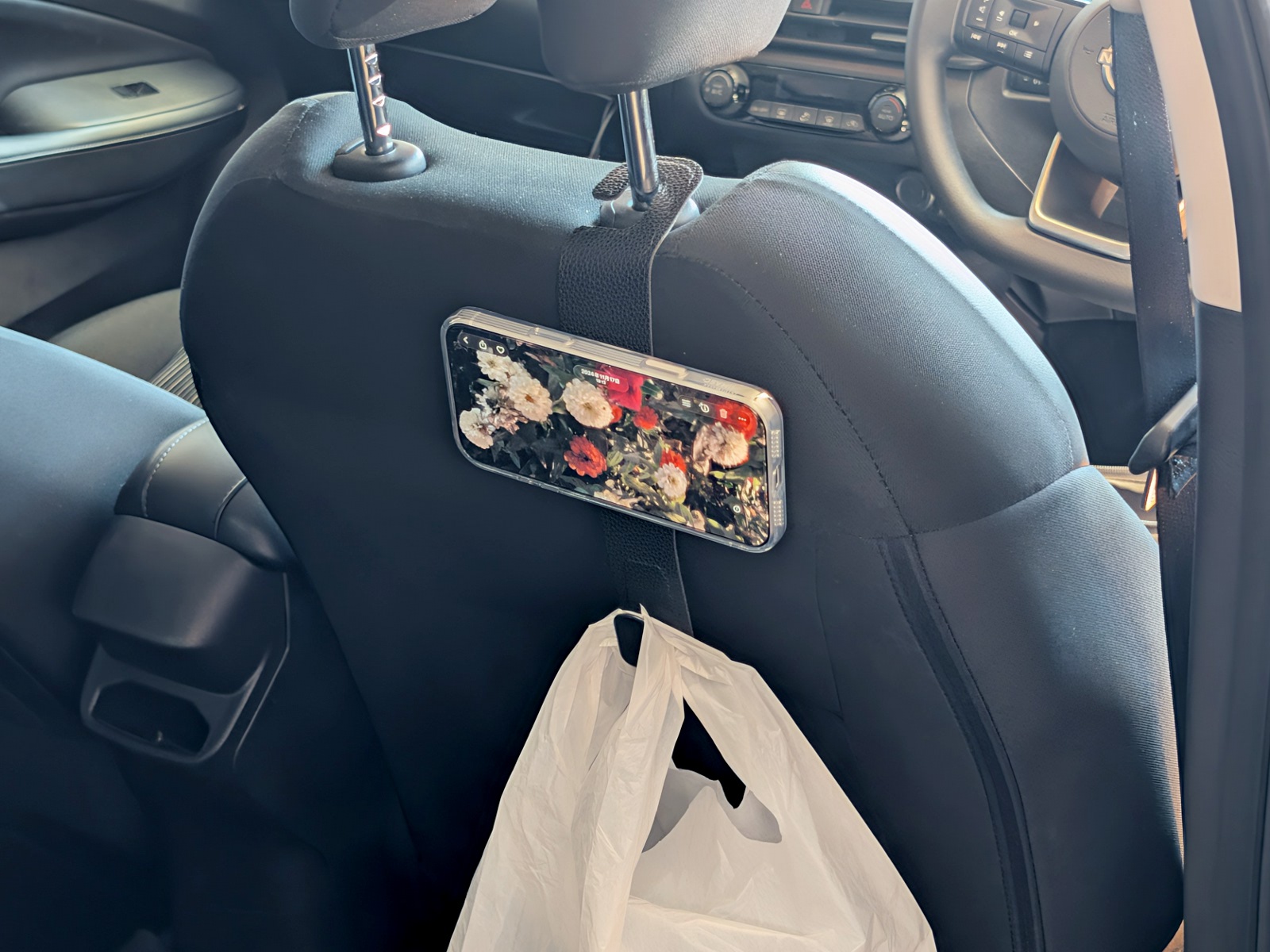 車のヘッドレストに取り付けたところ。ハンズフリーでの動画鑑賞などに向く