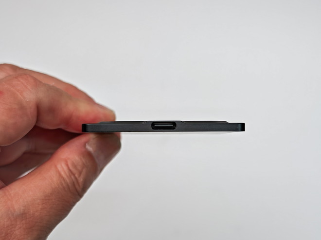 USB Type-Cポートがぎりぎり収まるくらい、非常にスリムなデバイス