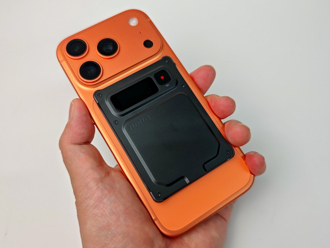 マグネットケースを装着し、スマートフォンの背面に貼り付けて携帯できる。マグネットは強力で簡単には落ちそうにない