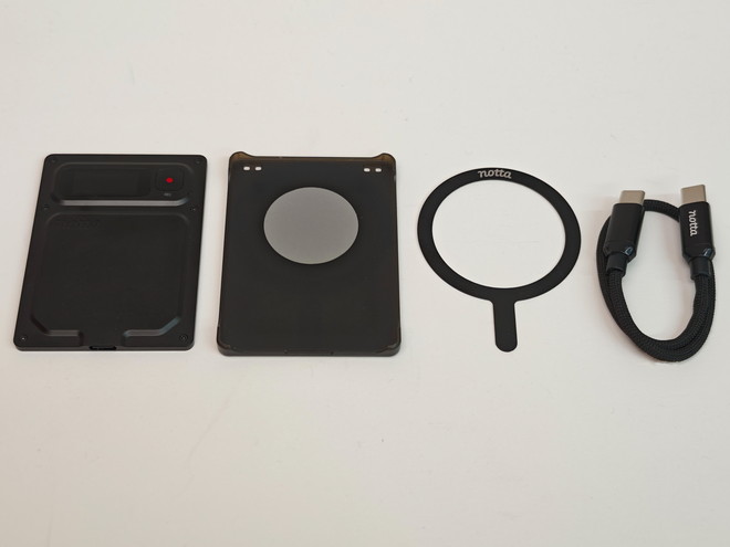 マグネットケースのほか、マグネットリング、USB Type-Cケーブルが同梱。MagSafe非対応のスマートフォンにも、マグネットリングを貼り付ければケースを装着できる