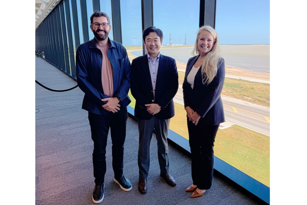 左から、SpaceX バイスプレジデント チャド・ギブス氏、KDDI 代表取締役社長CEO 松田浩路氏、SpaceX 社長兼COO グウィン・ショットウェル氏