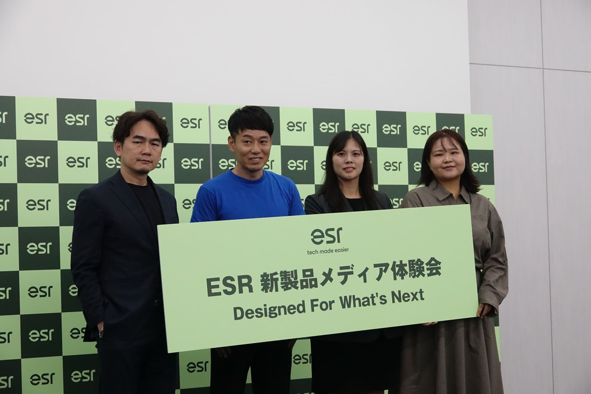 左から、WayMeet HongKong営業部本部長のミチ・ソン氏、iPhone・家電芸人のかじがや卓哉、WayMeet HongKong統括部本部長のエルシー・チュウ氏、マーケティング部マネージャーのテレサ・リュウ氏