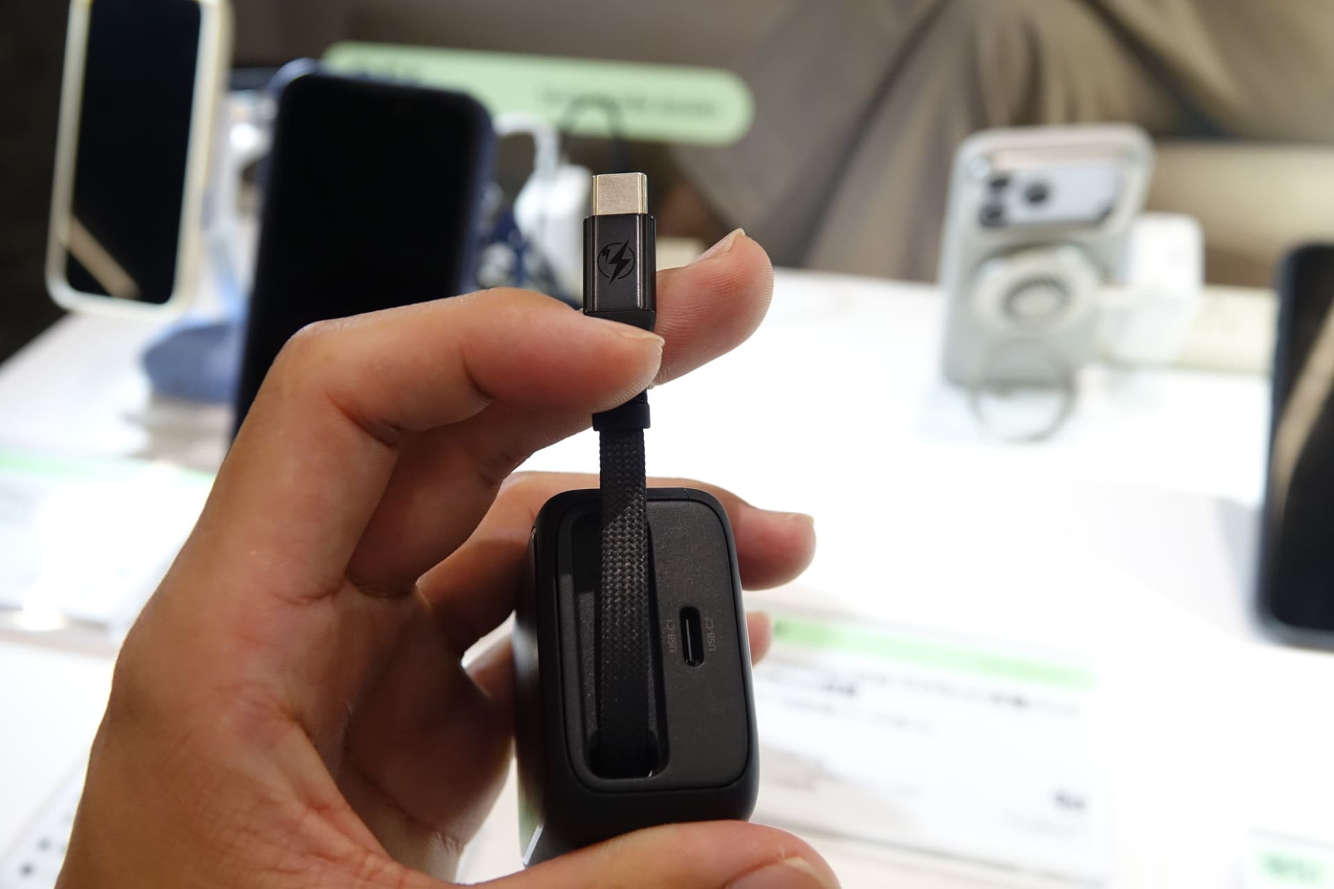 USB Type-Cケーブル（内蔵）と端子が1つずつ搭載