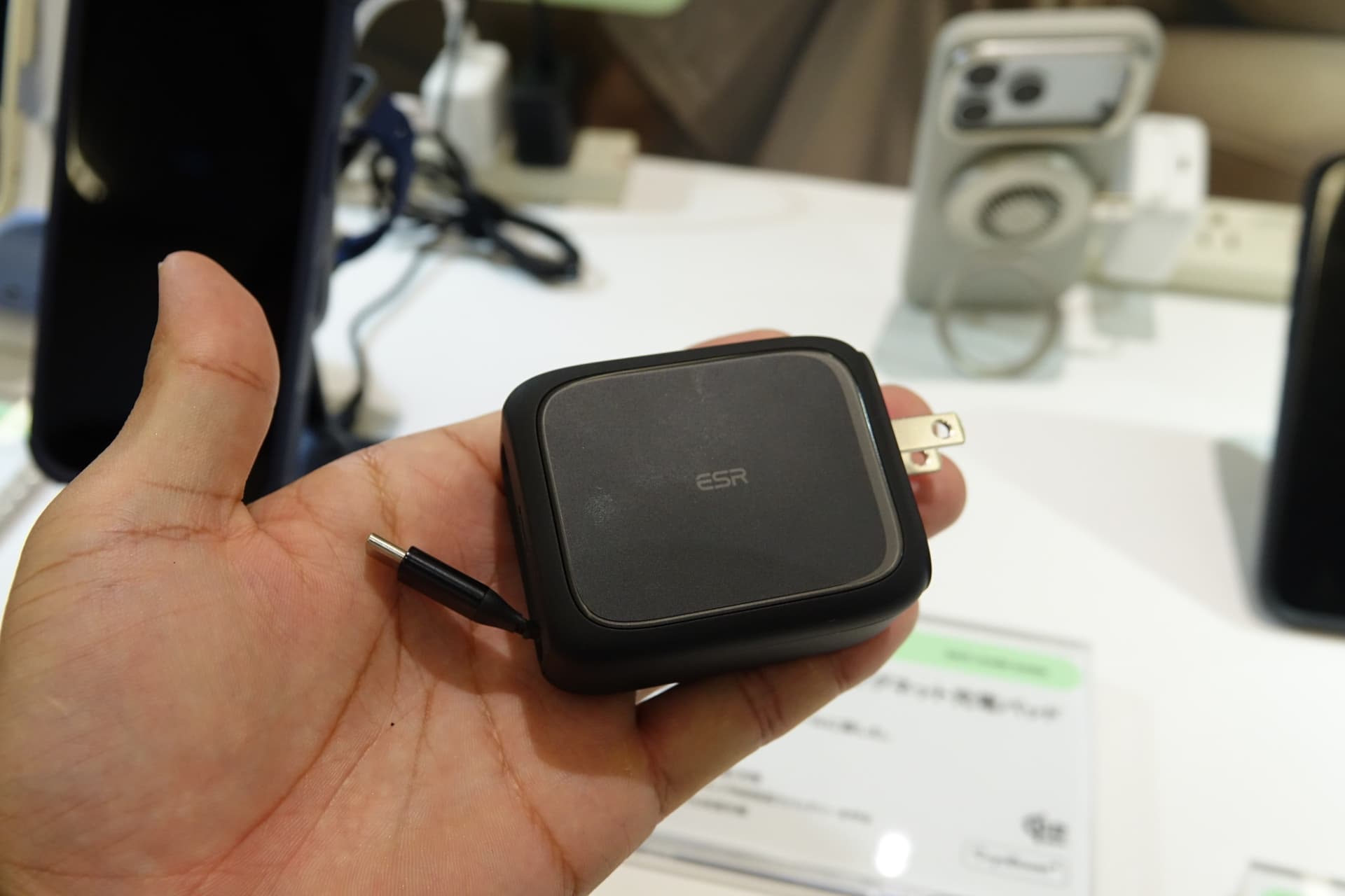 USB Type-Cケーブル（内蔵）と端子が1つずつ搭載