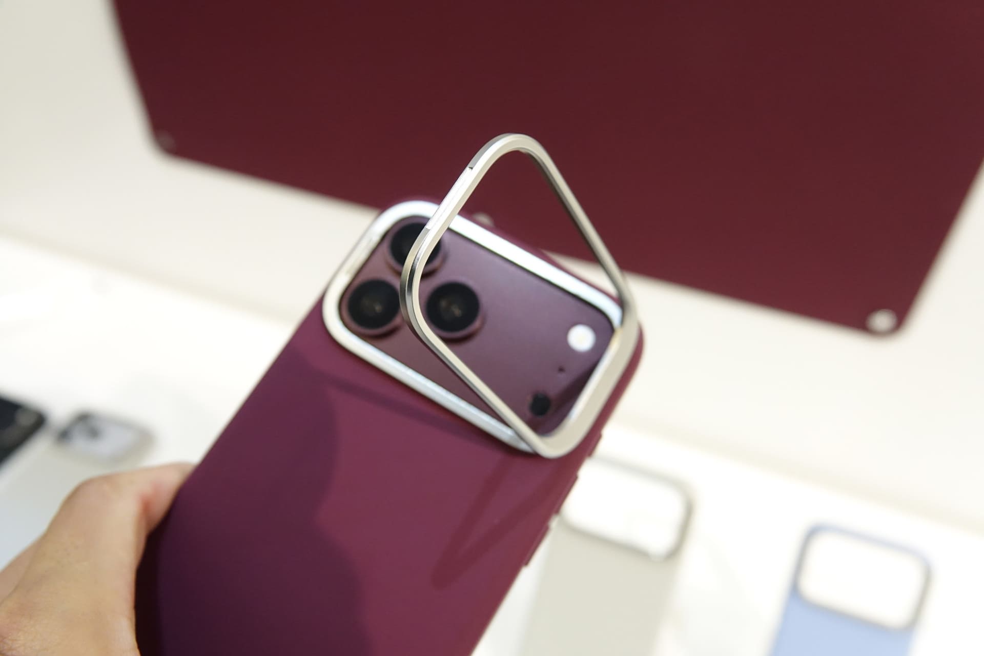 iPhone 18向けケースは、これまでのモデルと同様安定したスタンドが備えられている
