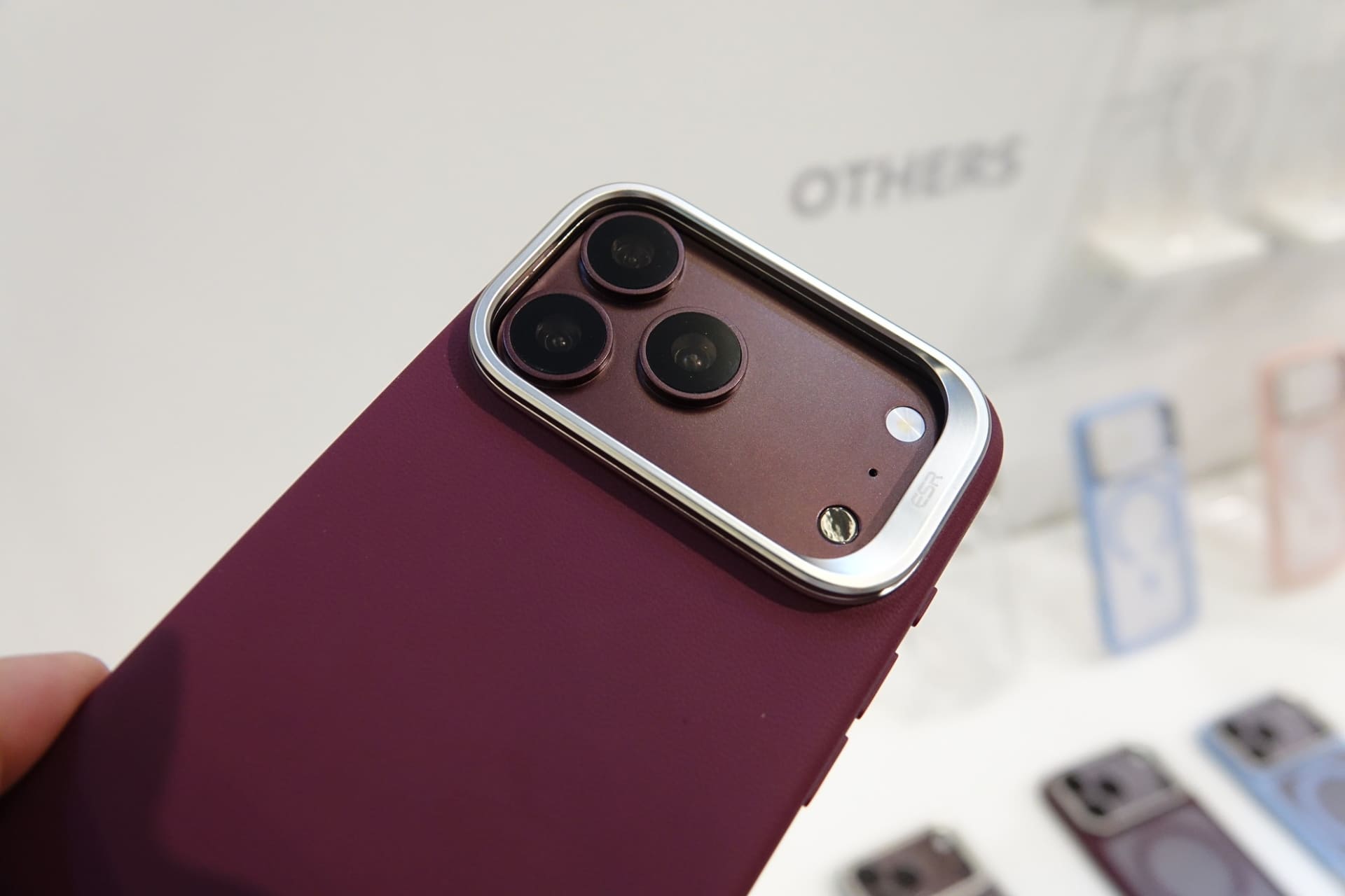 iPhone 18向けケースは、これまでのモデルと同様安定したスタンドが備えられている