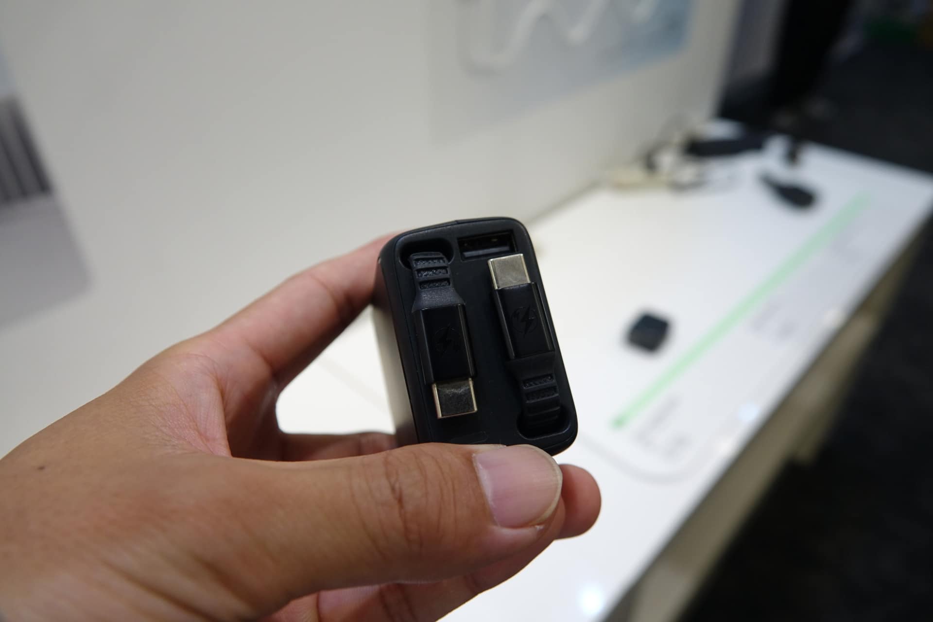 車載充電器は、USB Type-Cケーブル（内蔵）が2つとUSB-A端子が1つ備えられている