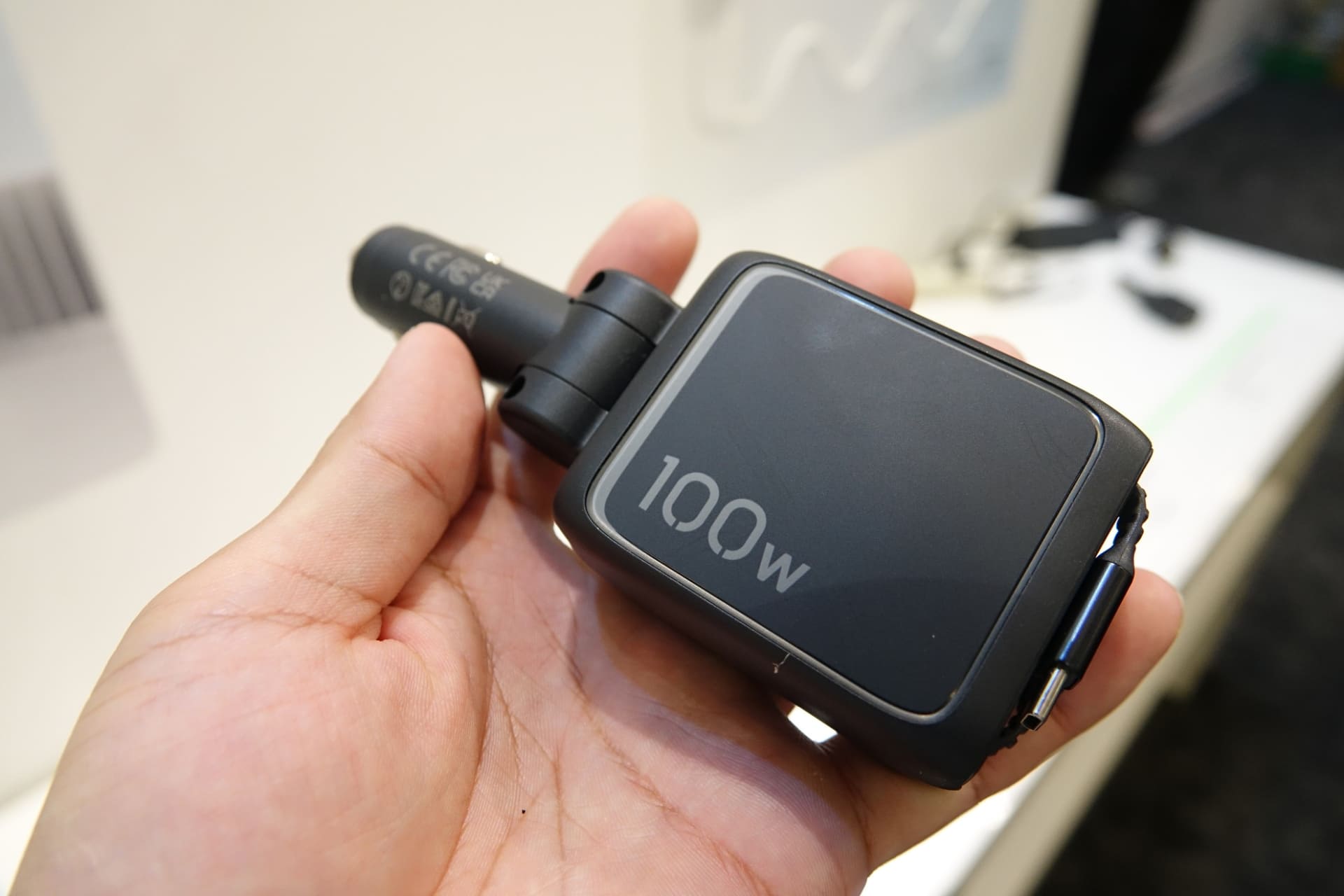 車載充電器は、USB Type-Cケーブル（内蔵）が2つとUSB-A端子が1つ備えられている