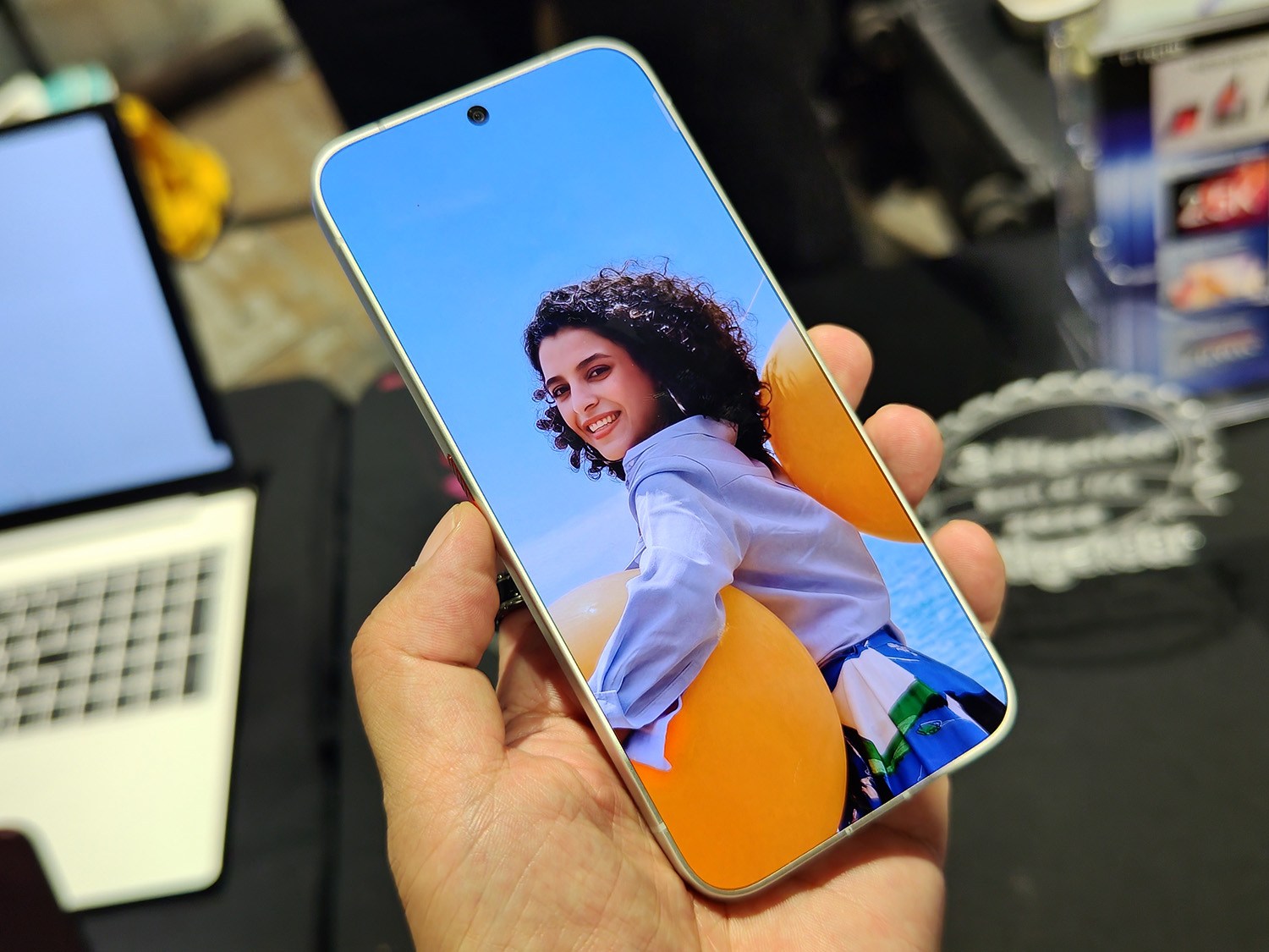 TECNOのベゼルレススマートフォンコンセプト機