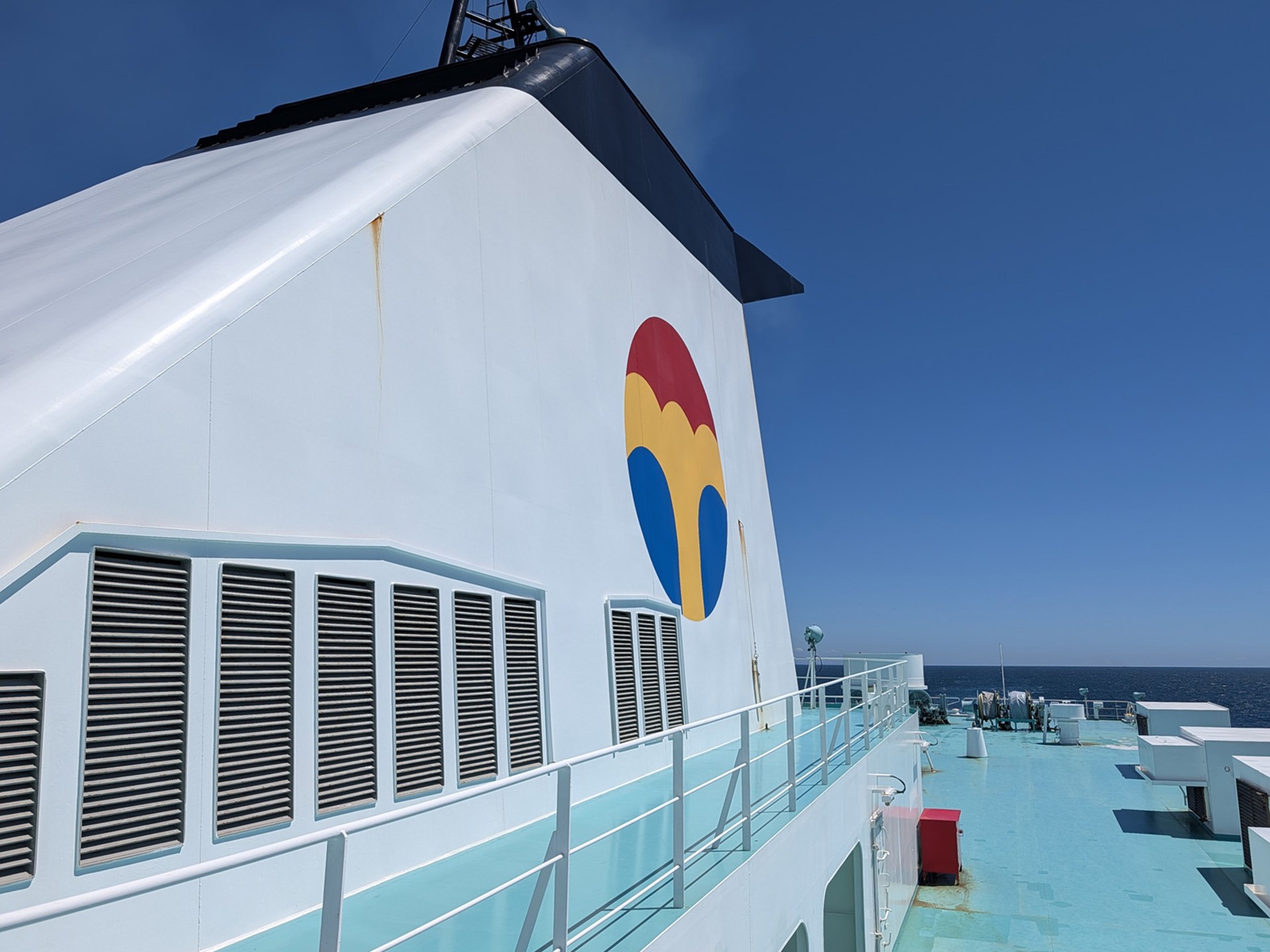 海の雰囲気が、海岸から見るそれとはまた違うのが船の楽しさですね。酔いやすい方も、酔い止めをご用意の上で一度乗ってみては？