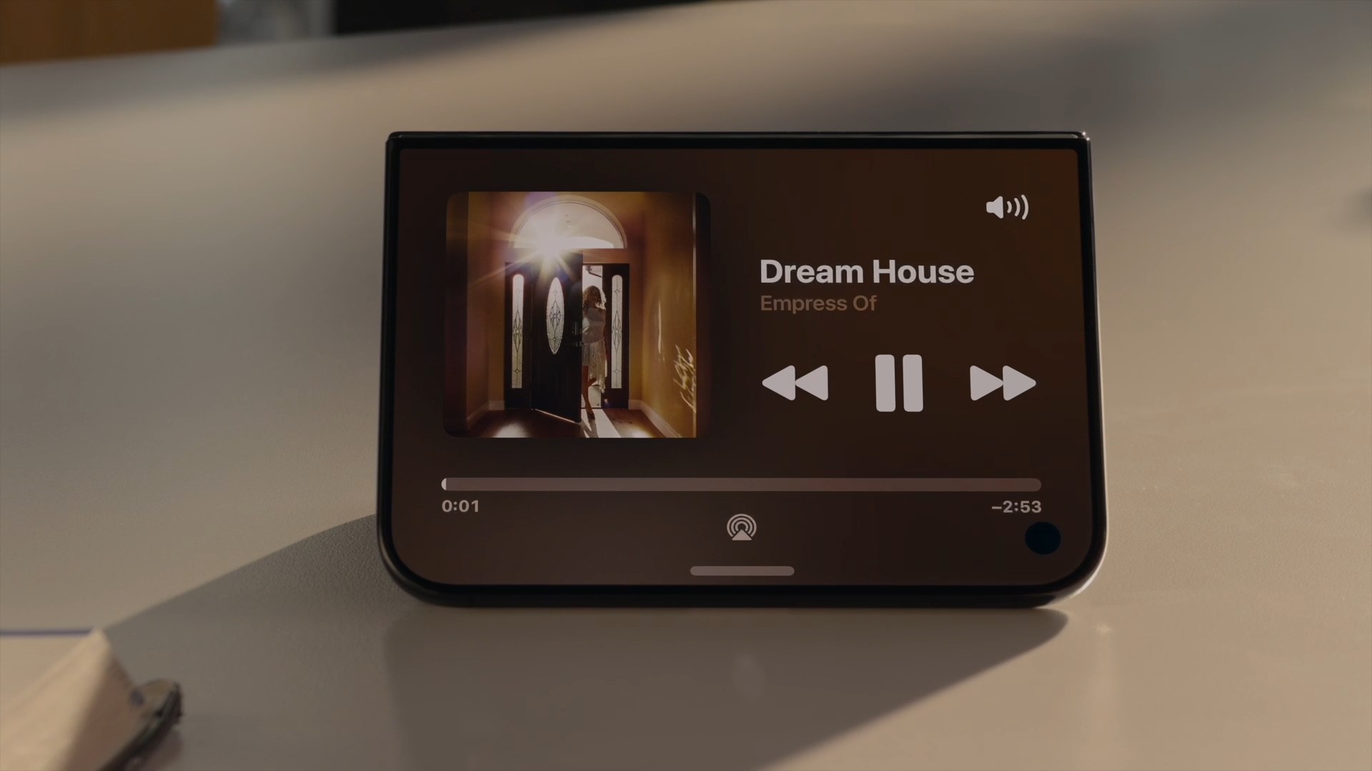 折り曲げた状態で利用できるのは、これまでのiPhoneやiPadにはなかった魅力。2台持ちでも実現できない、フォルダブルならではの使い方だ