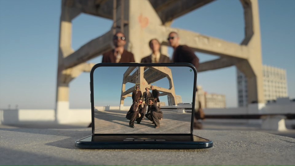 折り曲げた状態で利用できるのは、これまでのiPhoneやiPadにはなかった魅力。2台持ちでも実現できない、フォルダブルならではの使い方だ