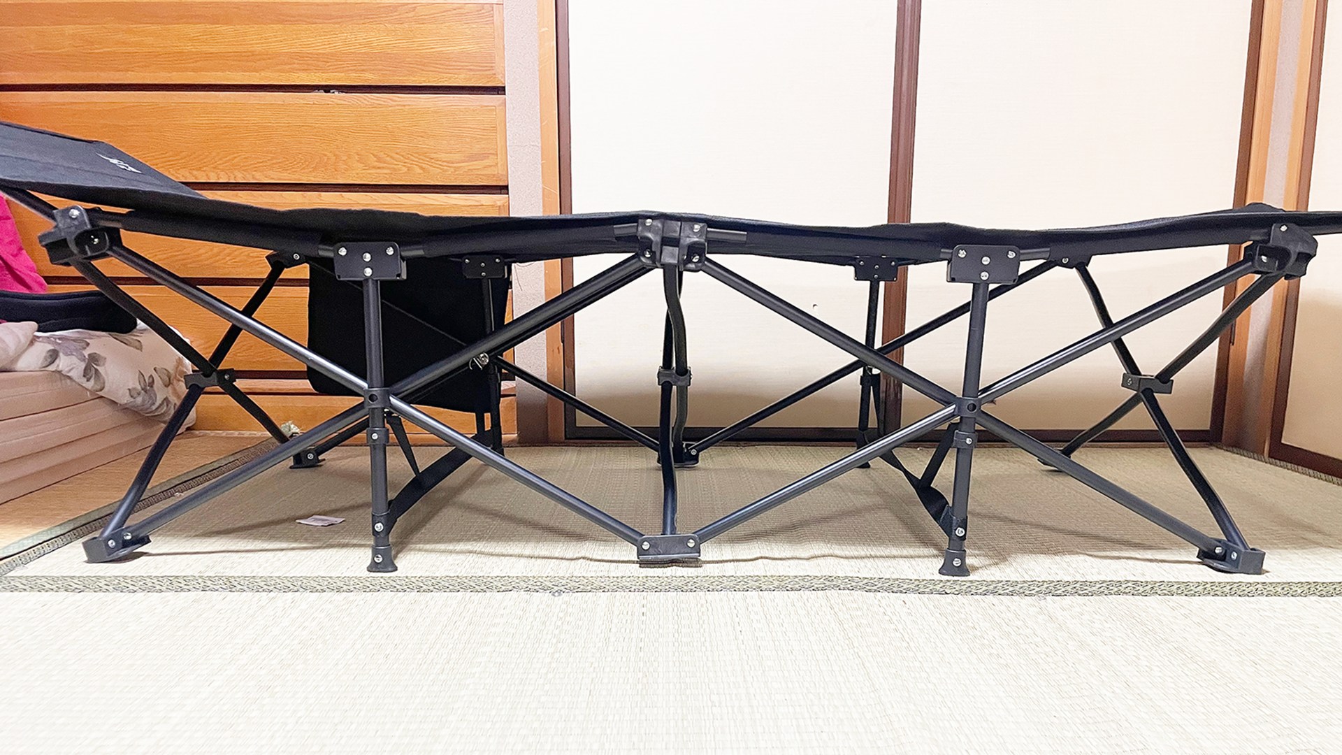 床からの高さは約51cm。骨組みで寝台面を支える形になっています。