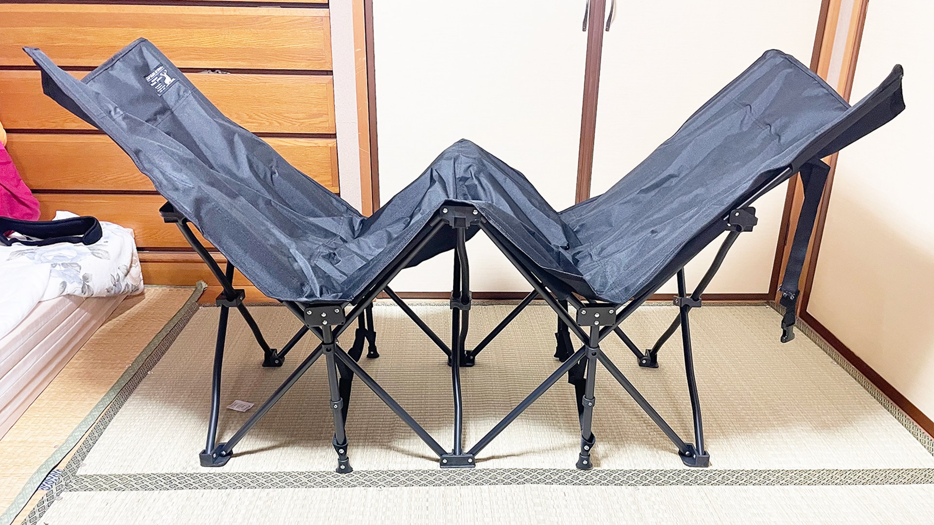 左右から寄せるだけで、スッと折りたたみを開始できます。