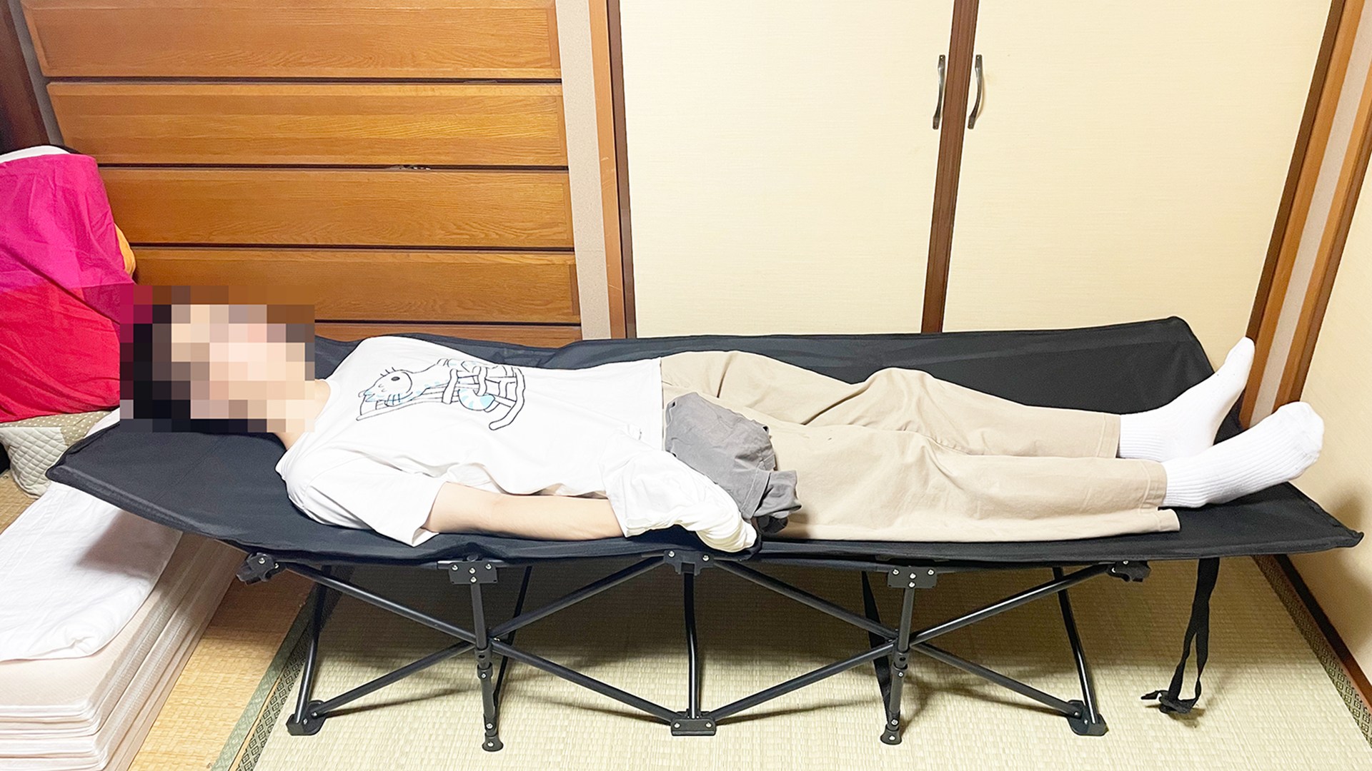 サイズはおおよそ幅67×長さ183×高さ51cmなので、背が高い人だとはみ出ます。身長約176cmの子どもに寝てみてもらったところ。