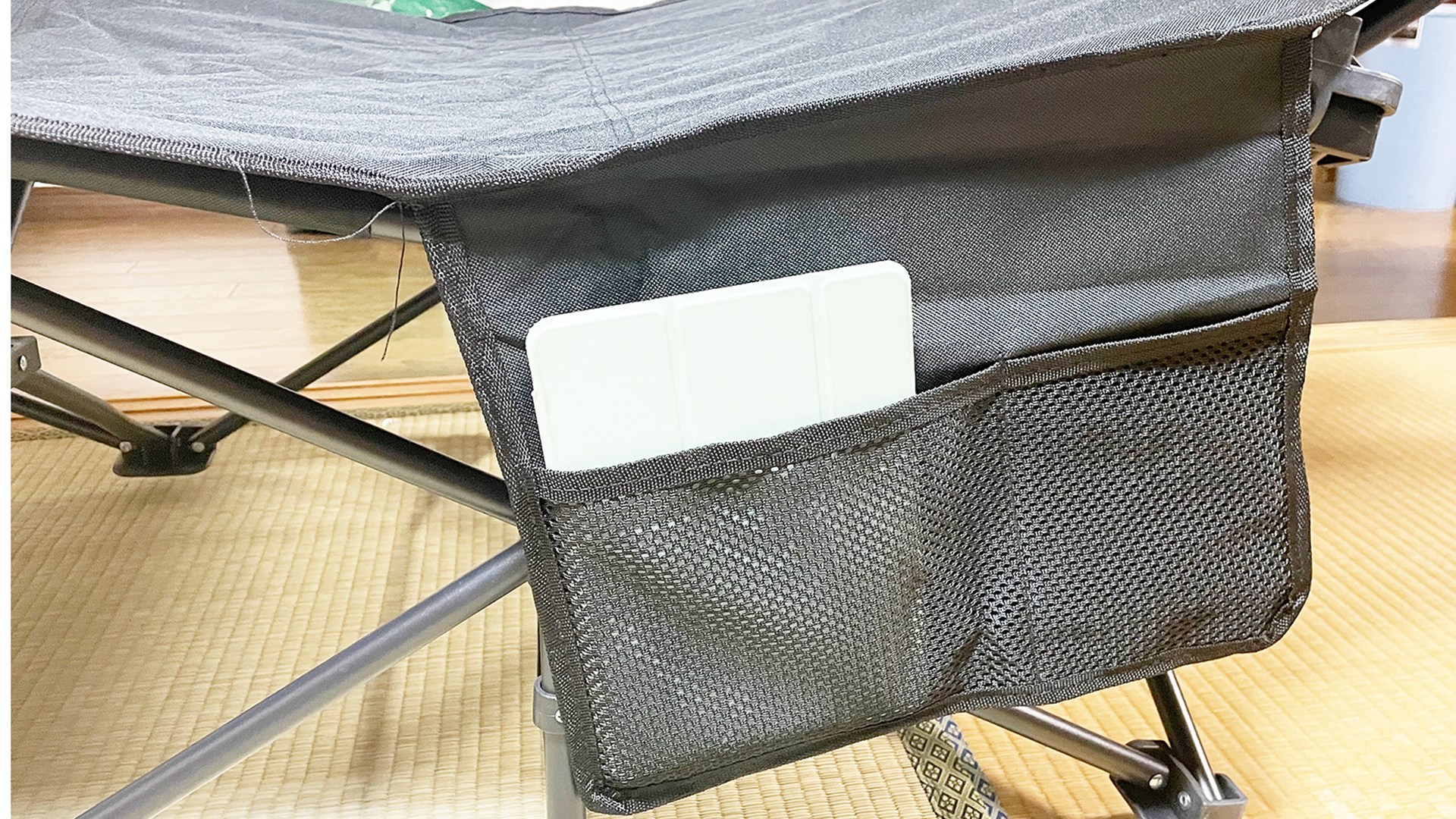 物を収納するためのサイドポケット付き。キャンプなど野外で使うときには便利そうです。