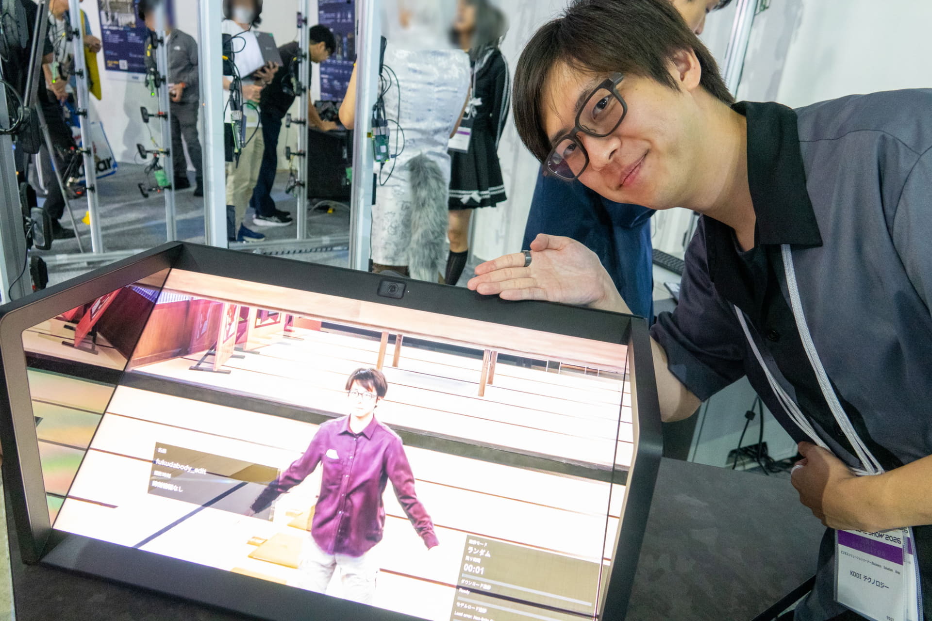 会場には裸眼で立体映像を見られる裸眼立体視ディスプレイ「ELF-SR2」も設置されている。モデルは、開発3部課長補佐の福田陸弥氏