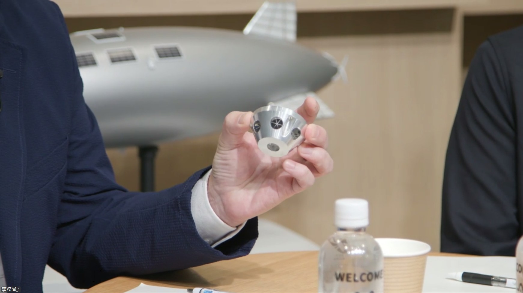機体に取り付けられたコーナーキューブ反射鏡