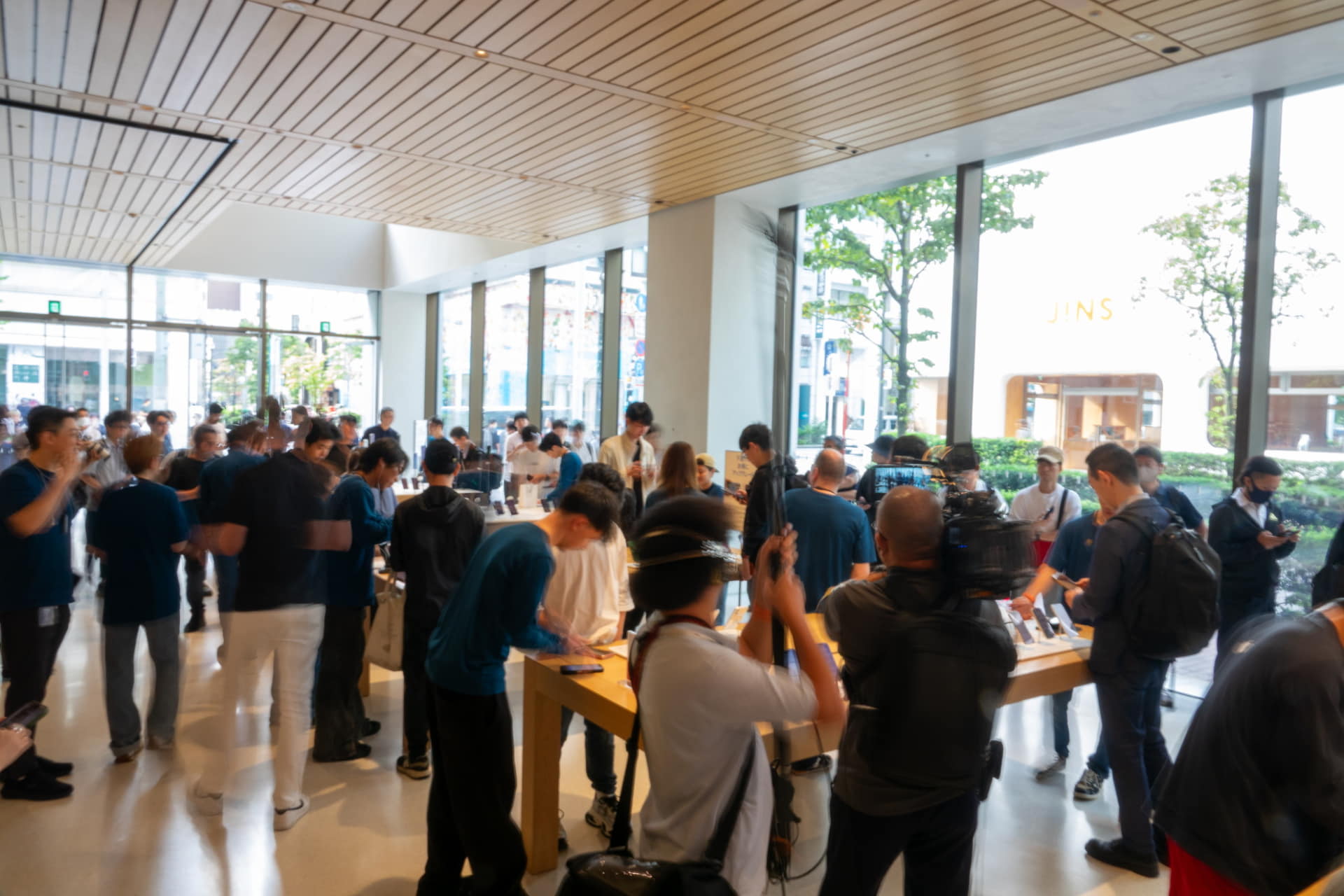 iPhone 18シリーズ発売の熱気溢れる1階