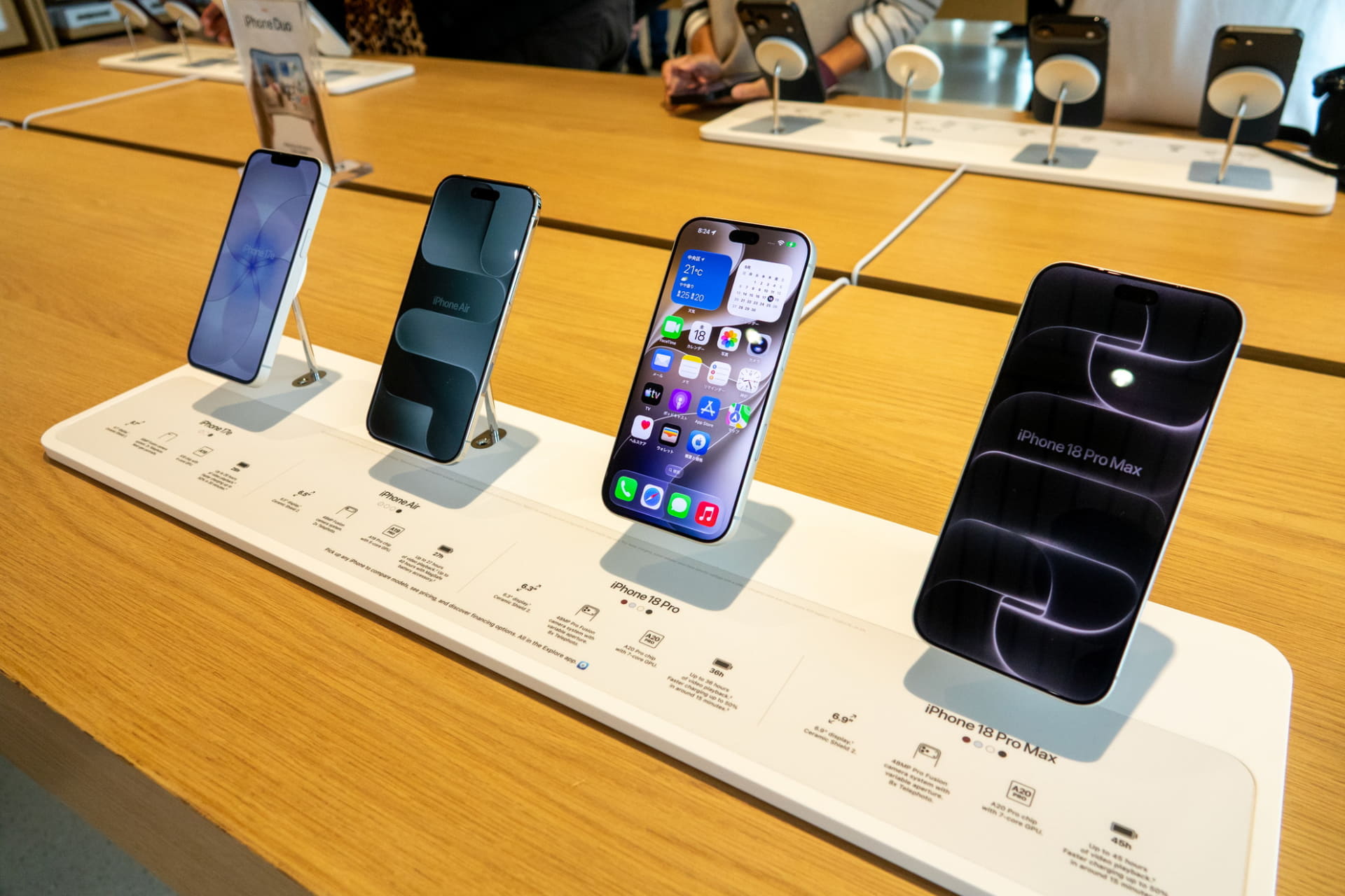 2階でもiPhone 18シリーズを含めた現行機種を体験できる