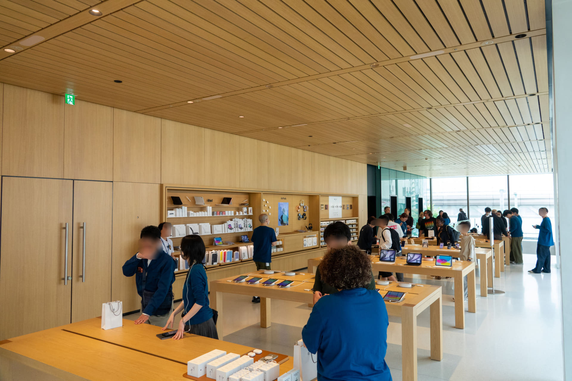 2階では、新しいApple Watchを手に新機能を確かめたりバンドを吟味したりするユーザーの姿がみられた