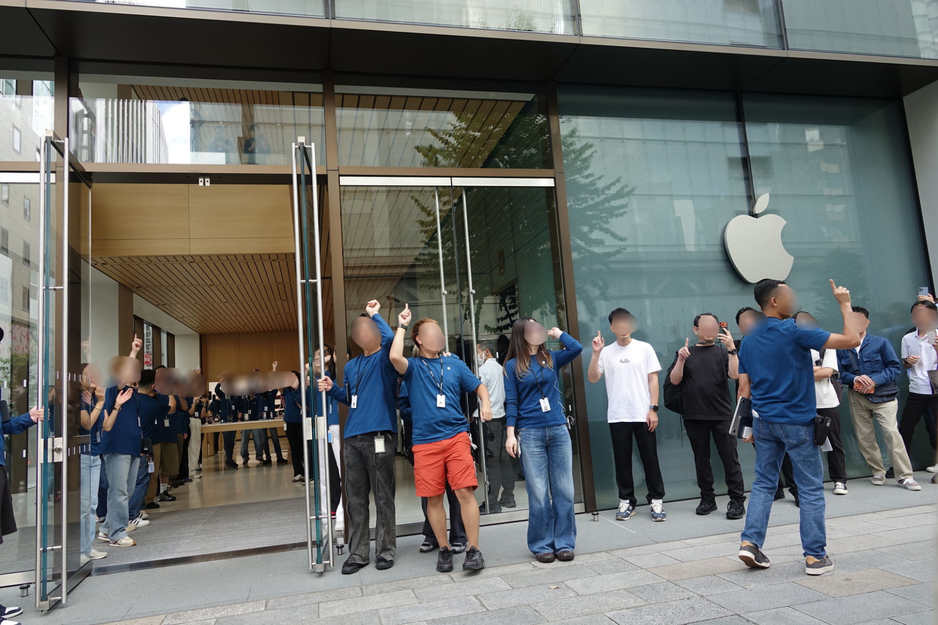 「iPhone 18」にちなんで「18」からカウントダウン。開店時には店頭で恒例の“ハイタッチ”をするユーザーも