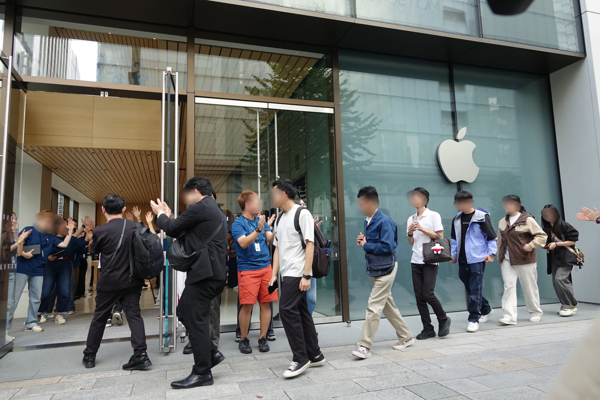 「iPhone 18」にちなんで「18」からカウントダウン。開店時には店頭で恒例の“ハイタッチ”をするユーザーも